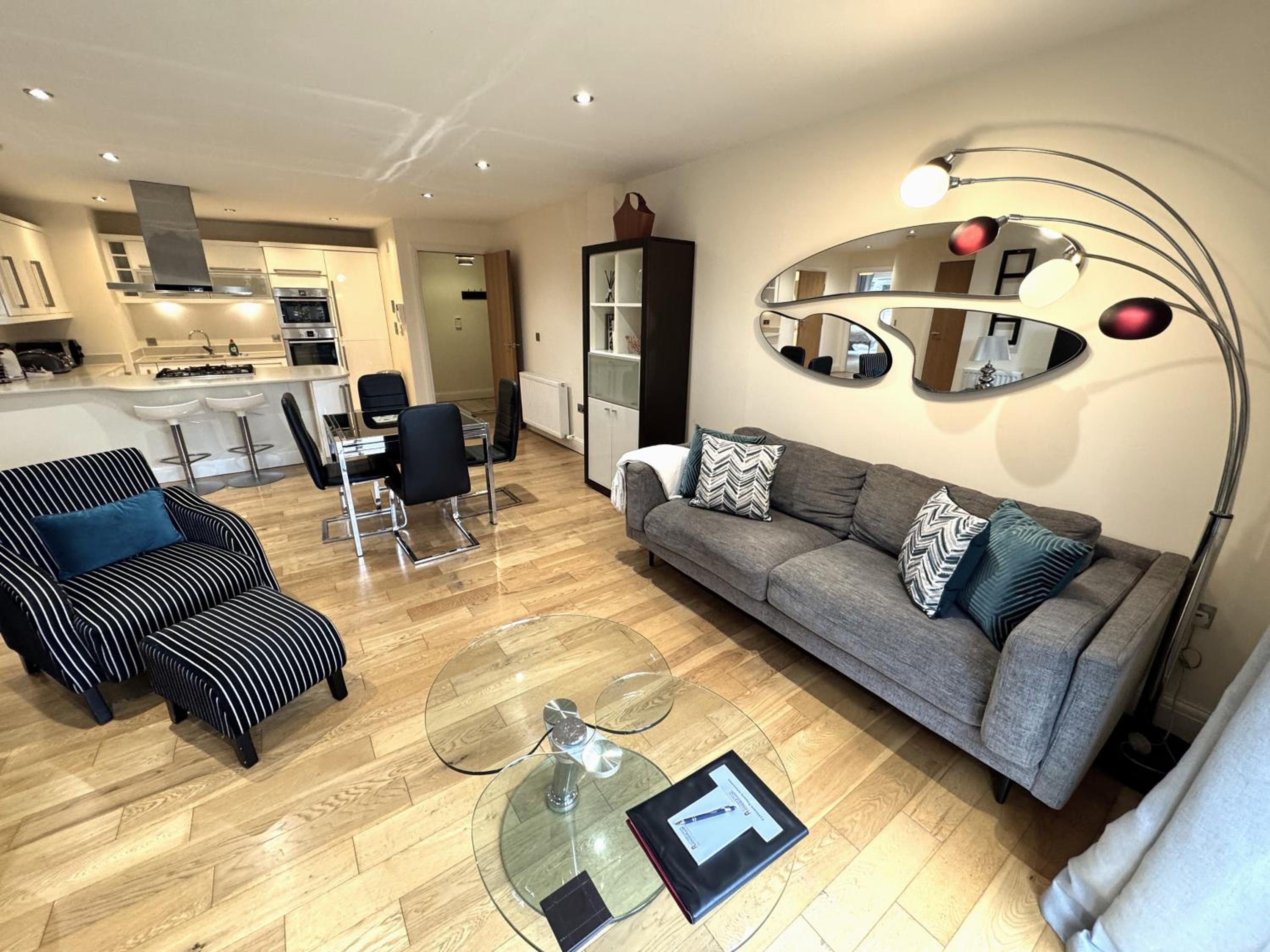 Spacious 2-Bedroom Apartment with Parking in Windsor 4LA by Accommodation Windsor