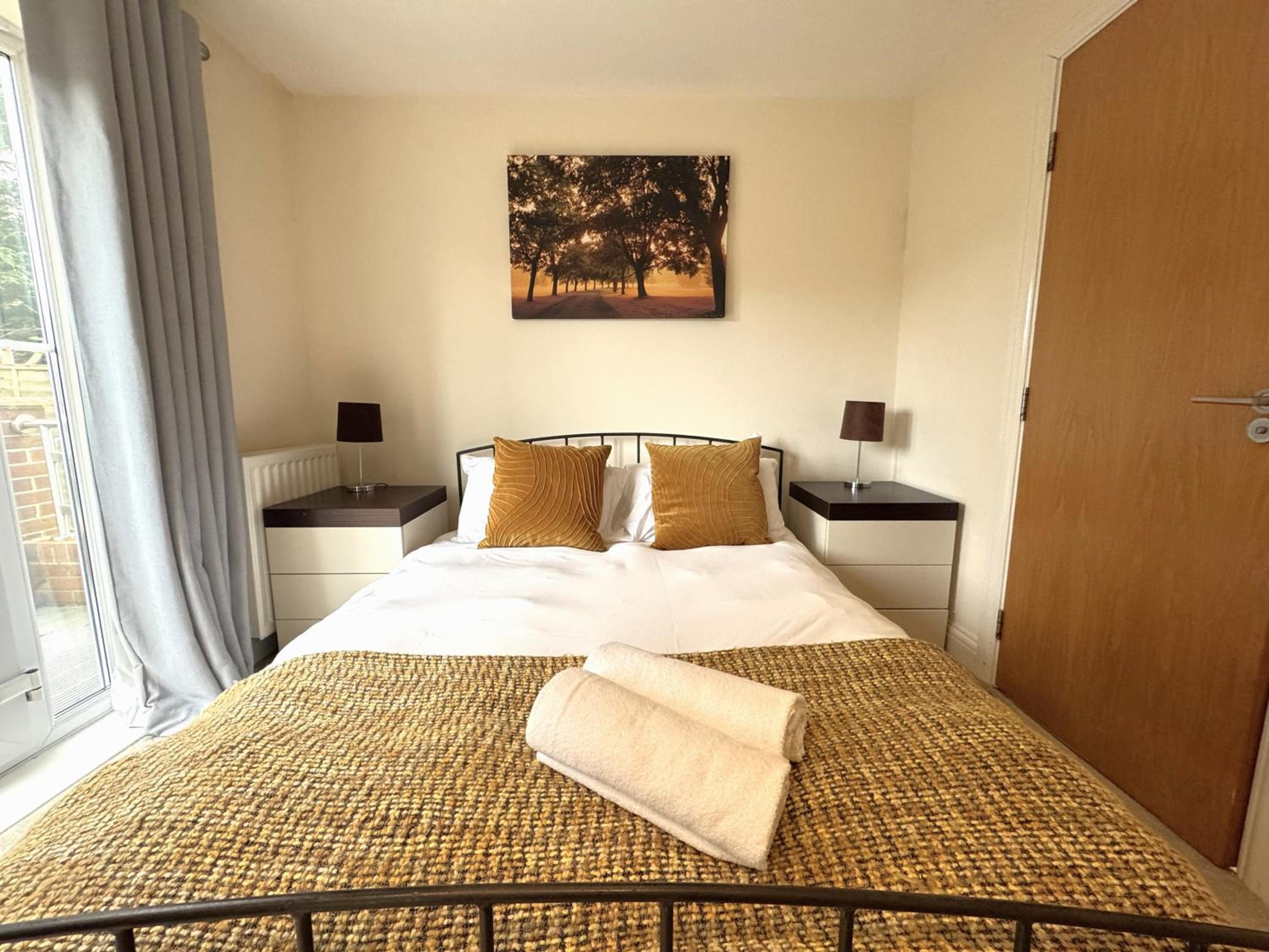 Spacious 2-Bedroom Apartment with Parking in Windsor 4LA by Accommodation Windsor
