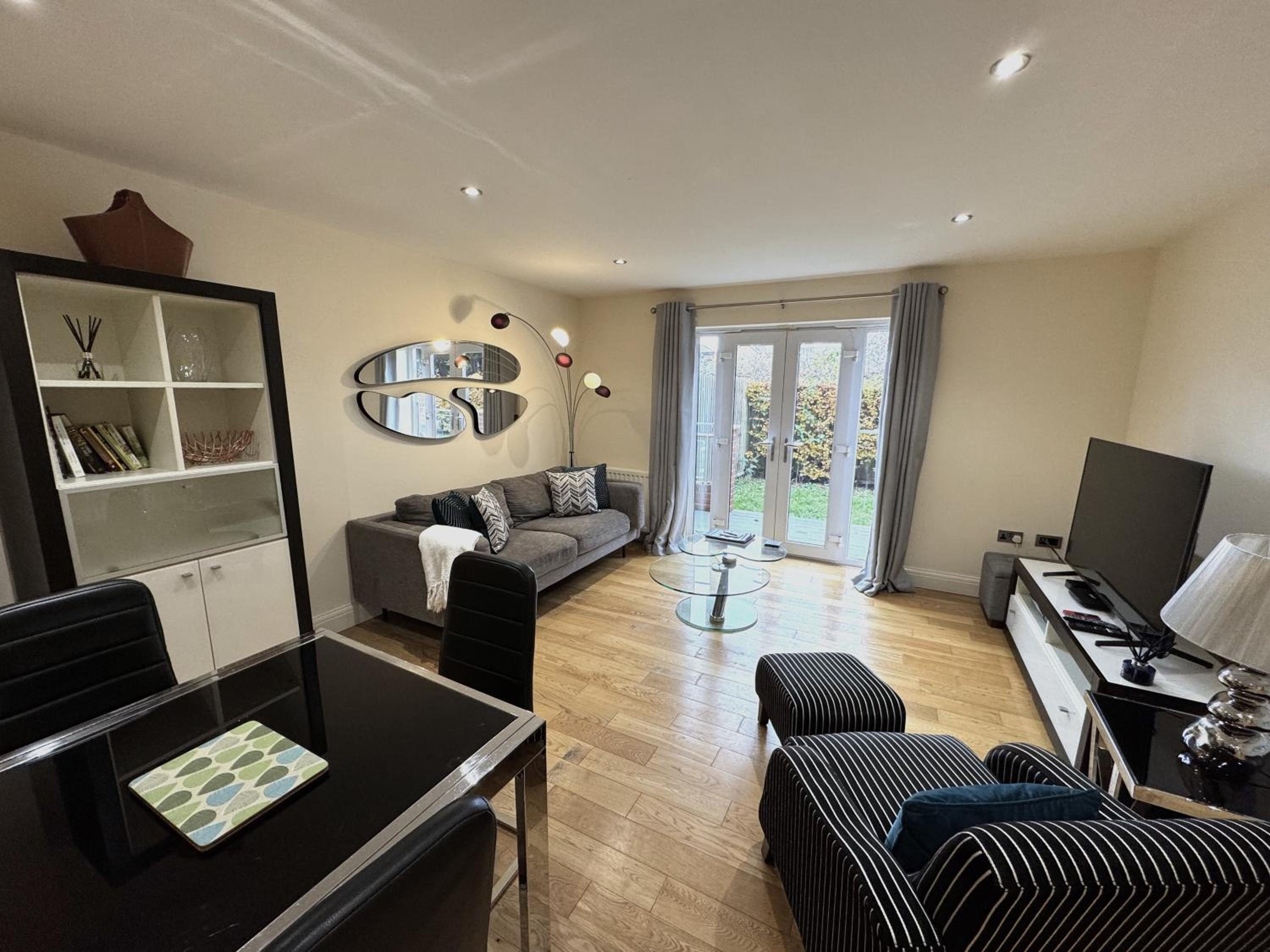 Spacious 2-Bedroom Apartment with Parking in Windsor 4LA by Accommodation Windsor