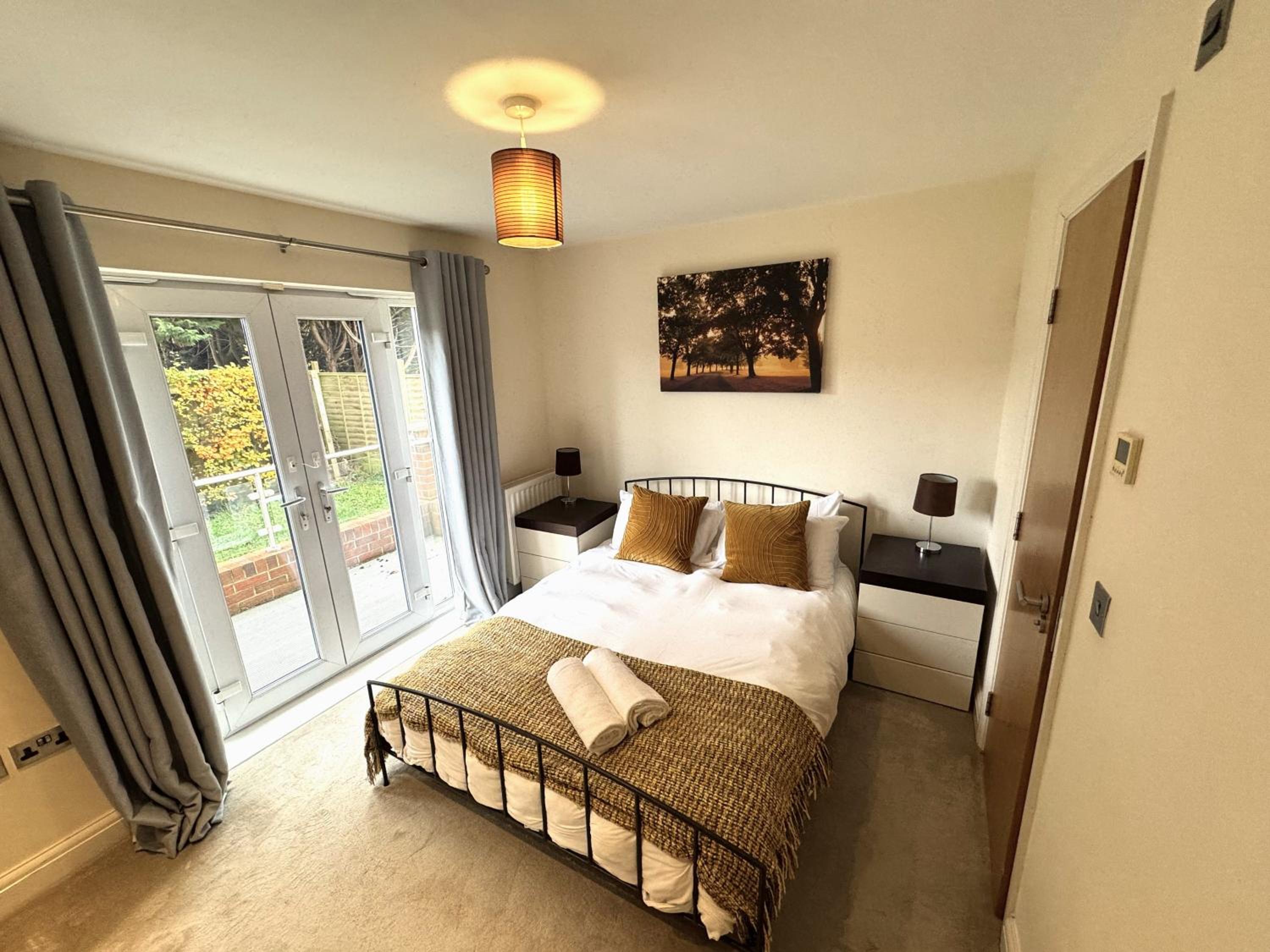 Spacious 2-Bedroom Apartment with Parking in Windsor 4LA by Accommodation Windsor
