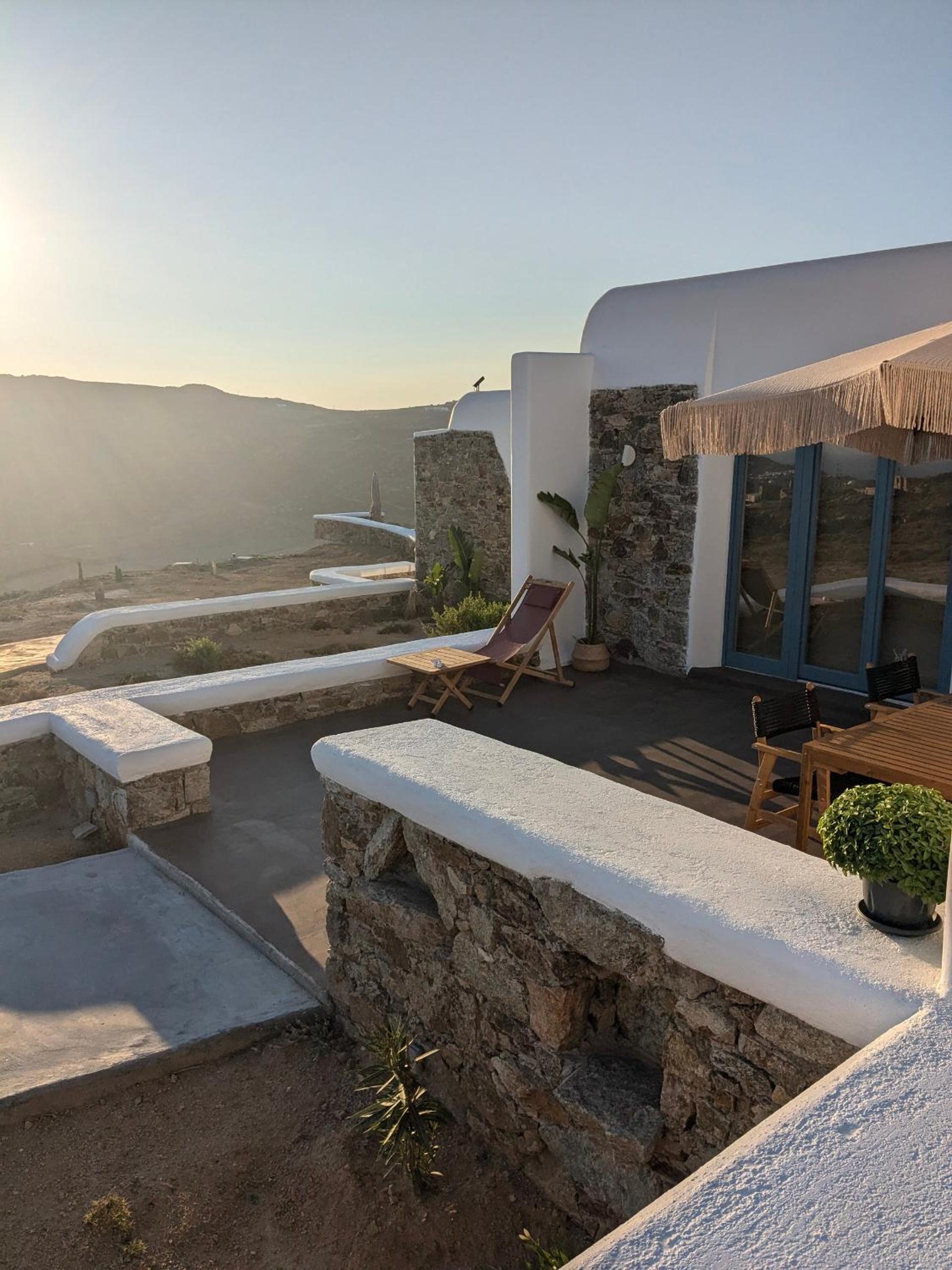 Thronos Suites