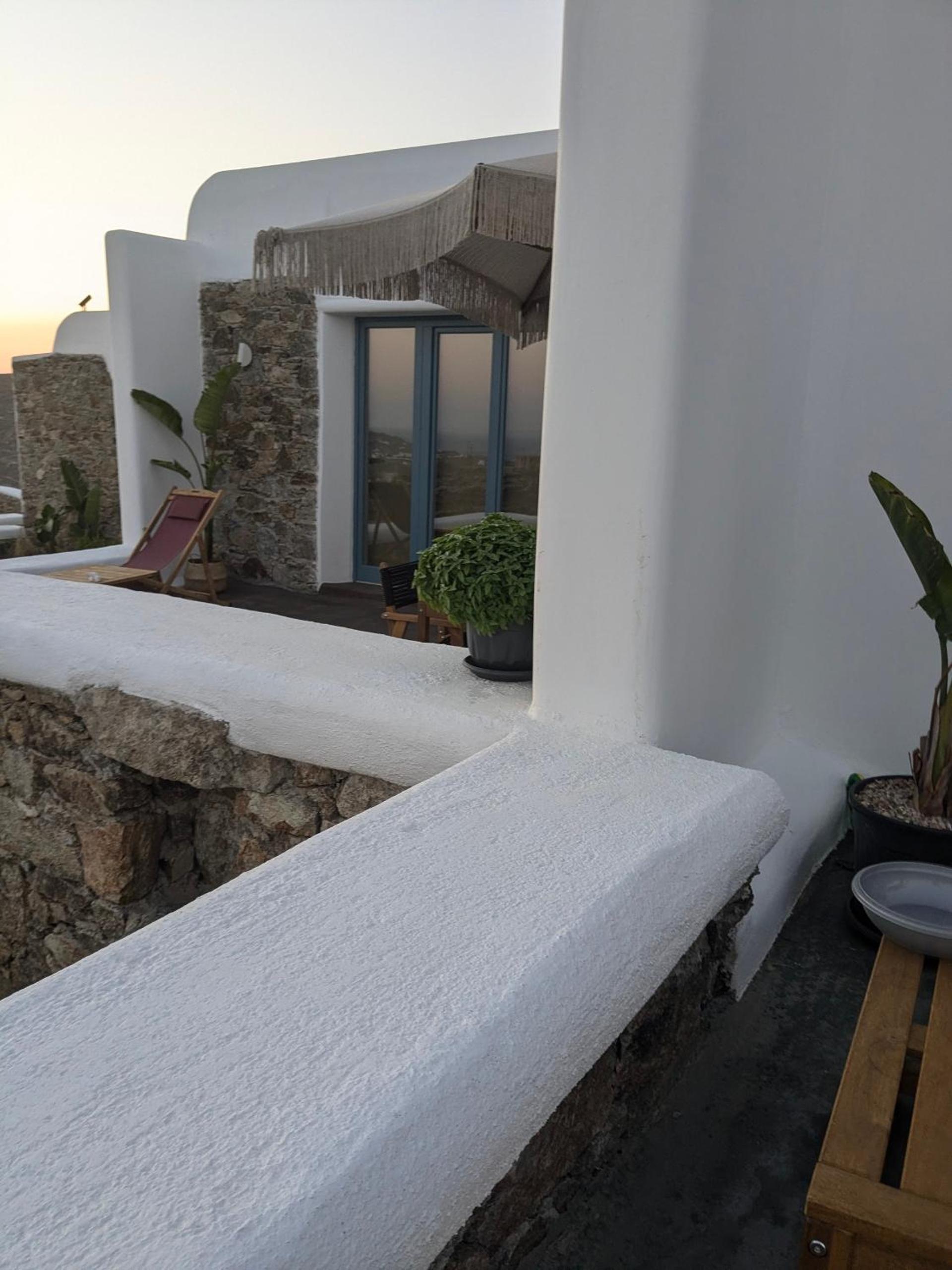 Thronos Suites