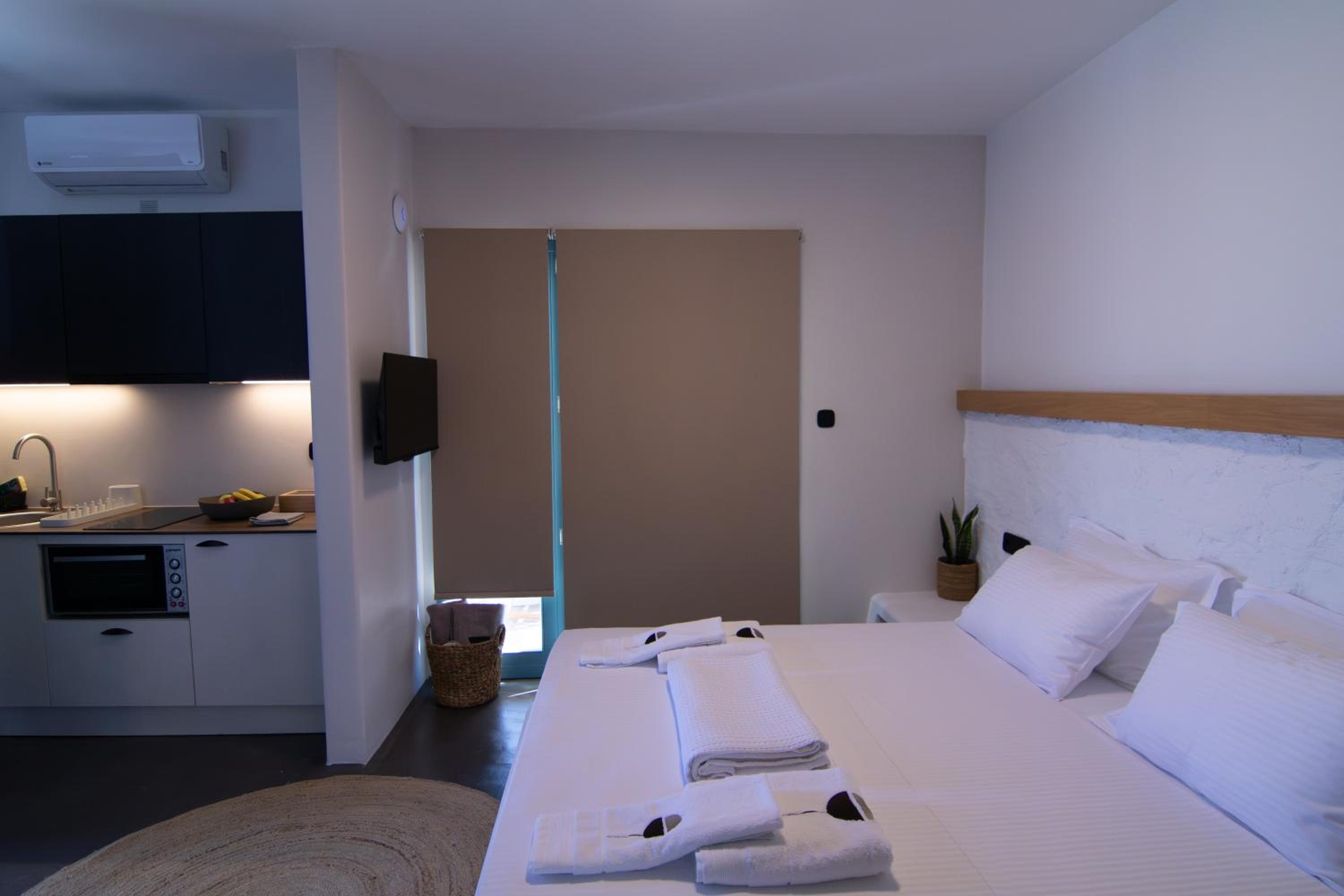 Thronos Suites