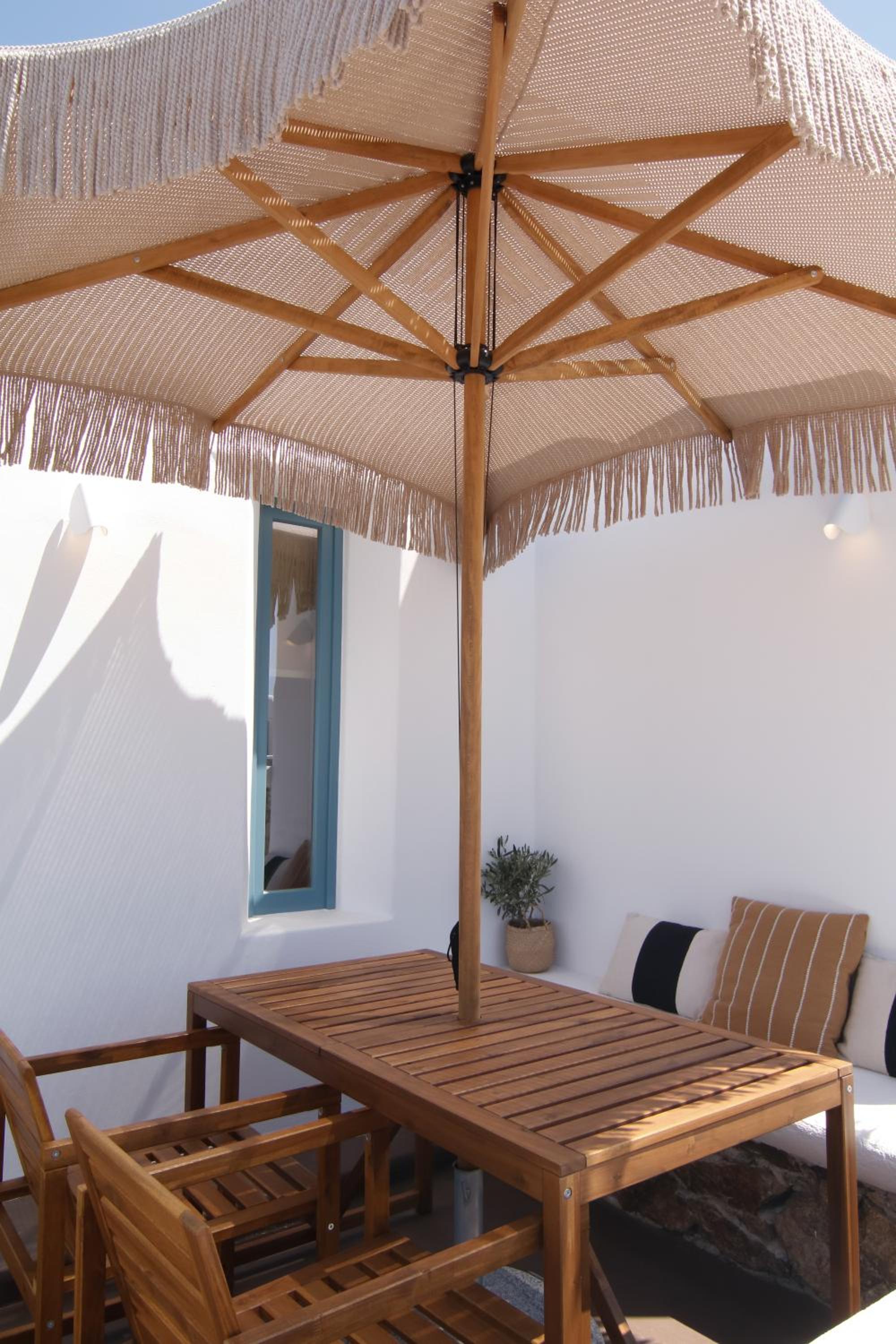 Thronos Suites