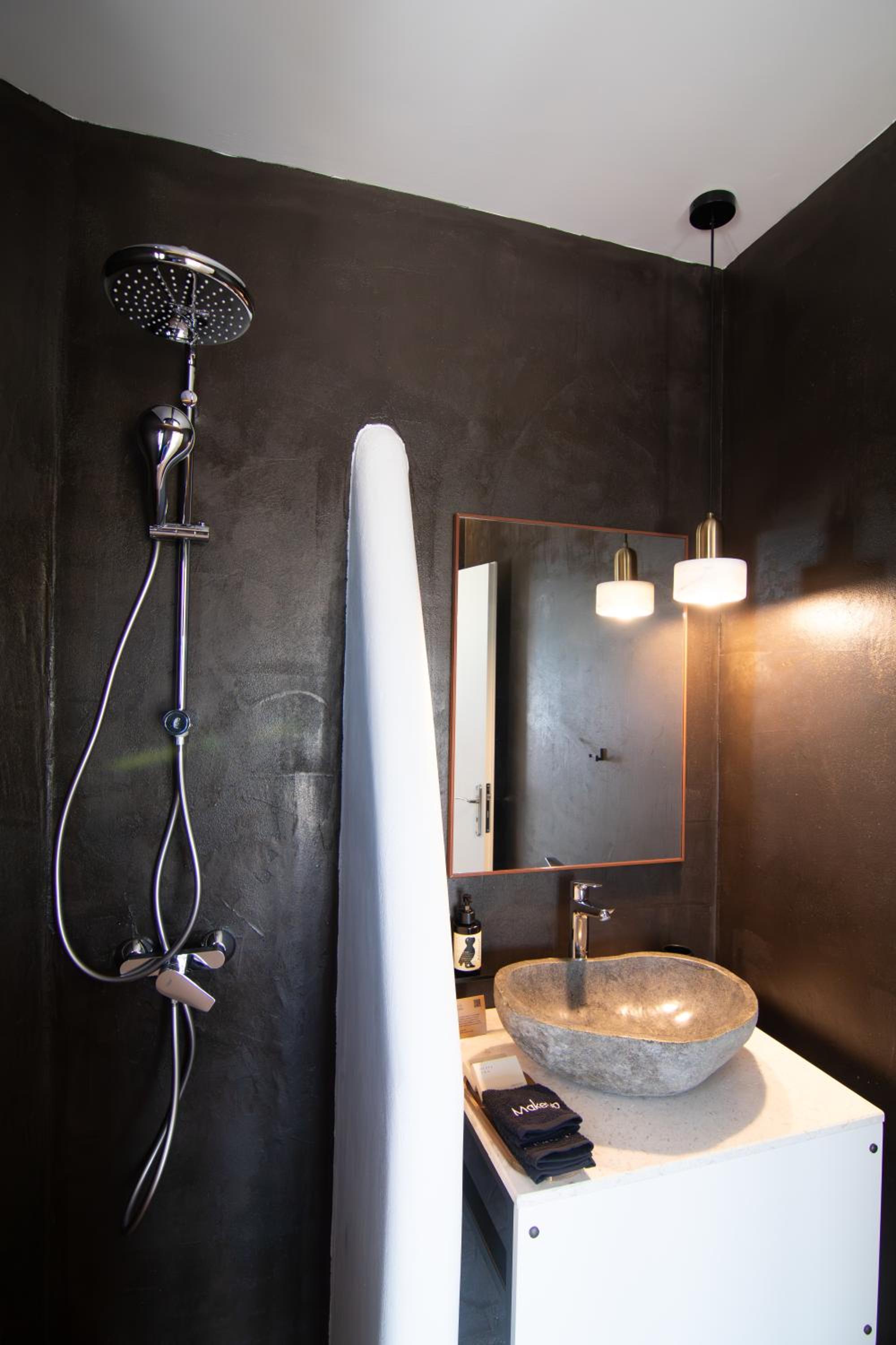 Thronos Suites