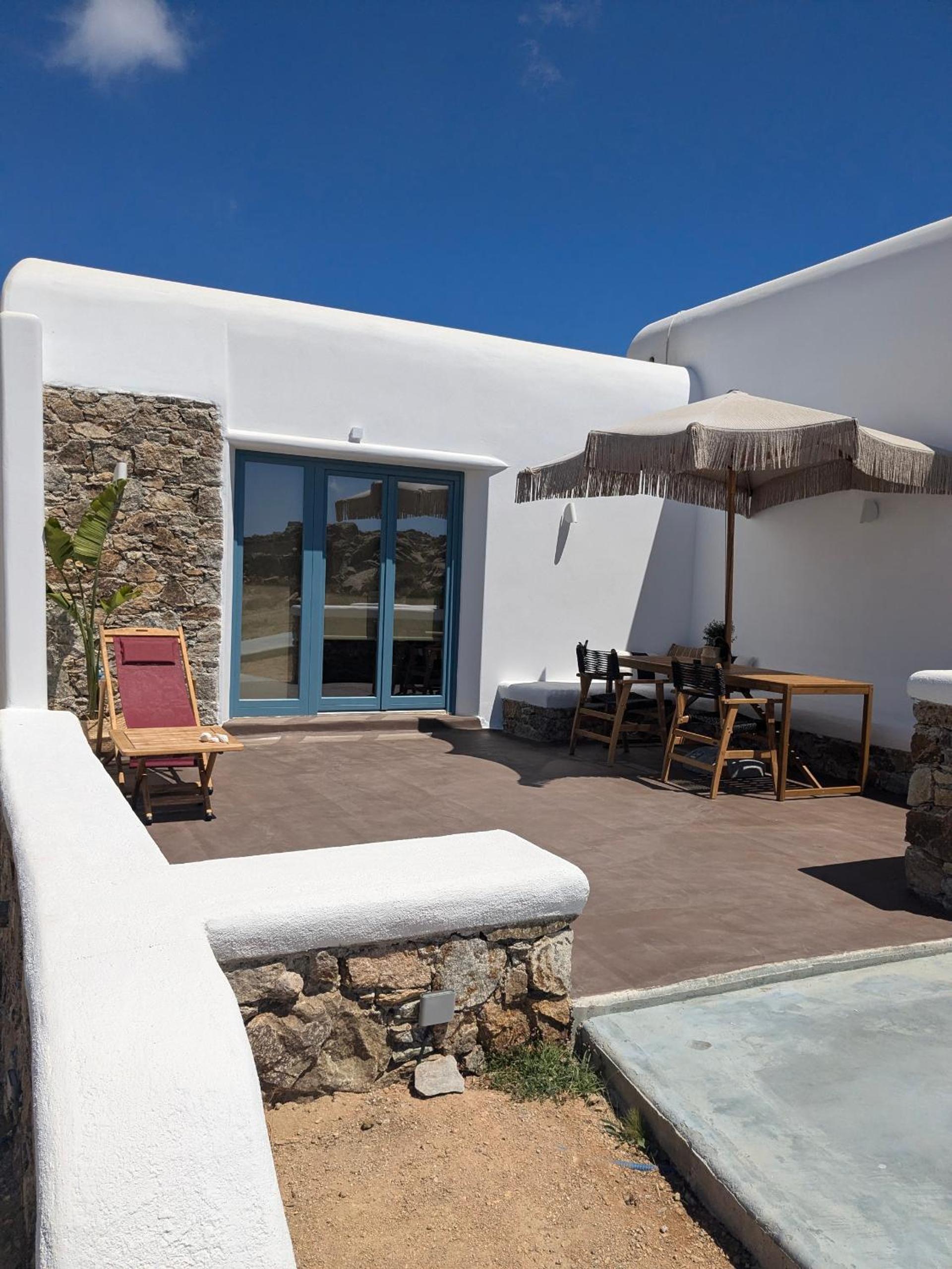Thronos Suites