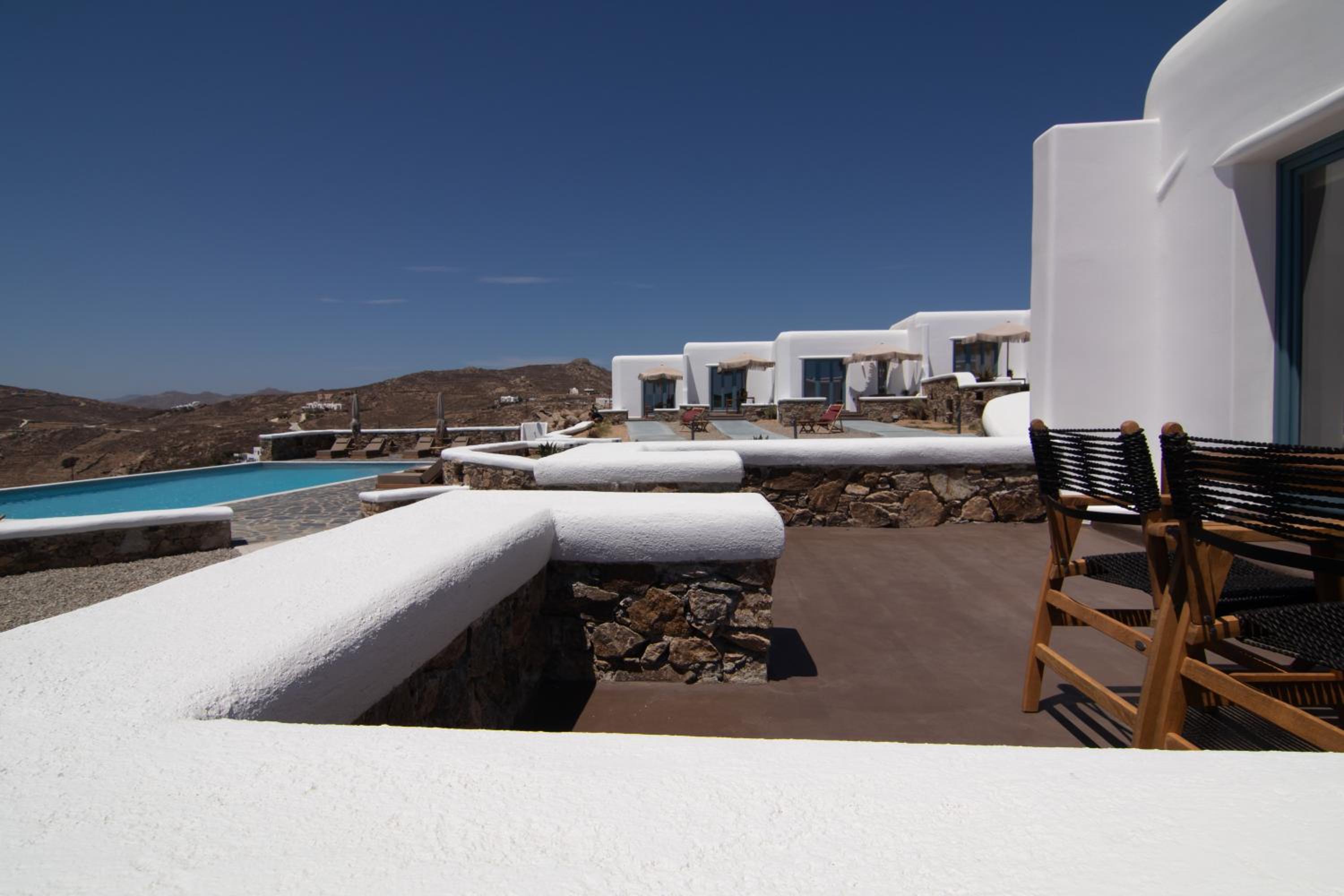 Thronos Suites