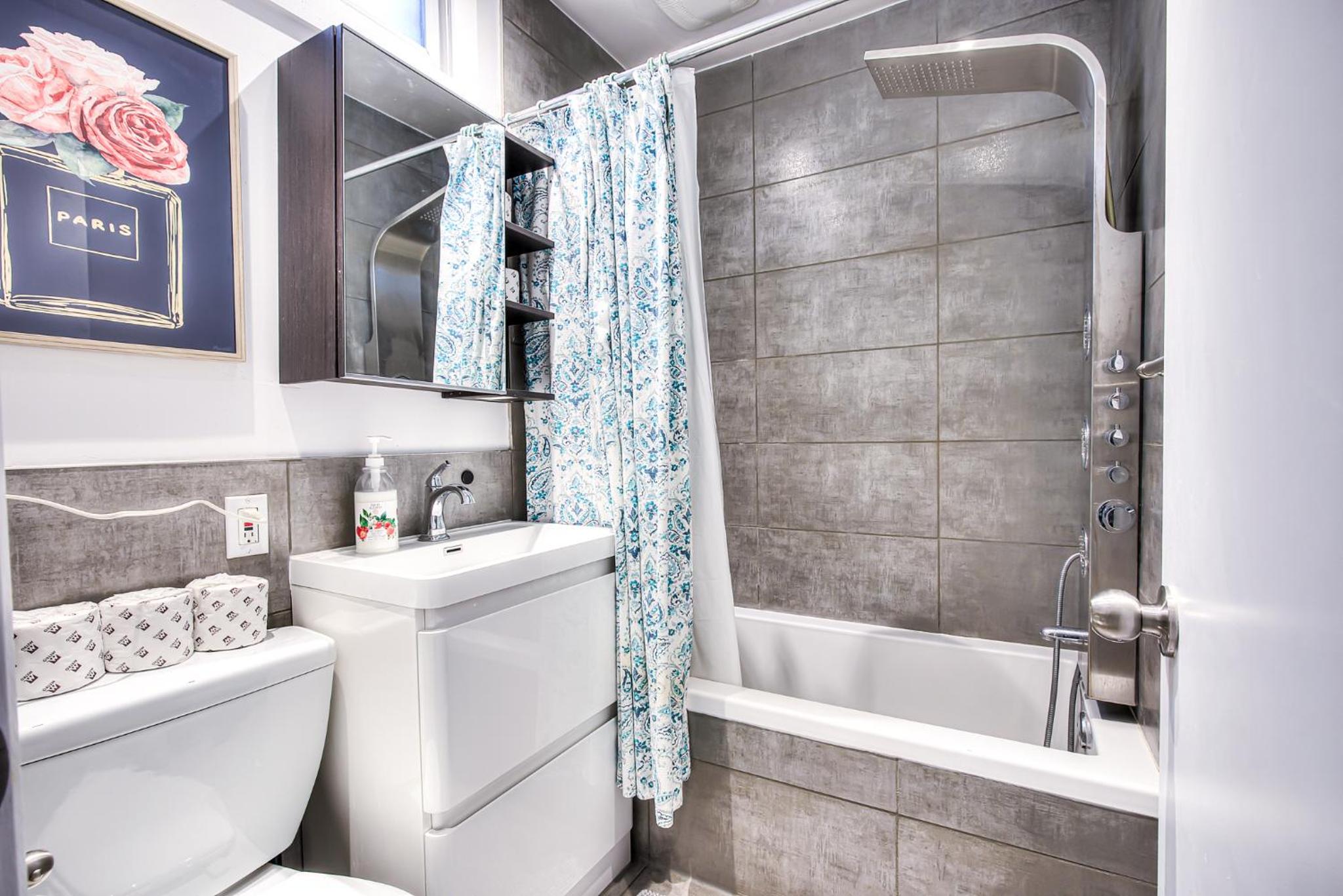 Plateau Escape & Nightlife Adventures! Downtown Super Value! Full 1BR Apartments