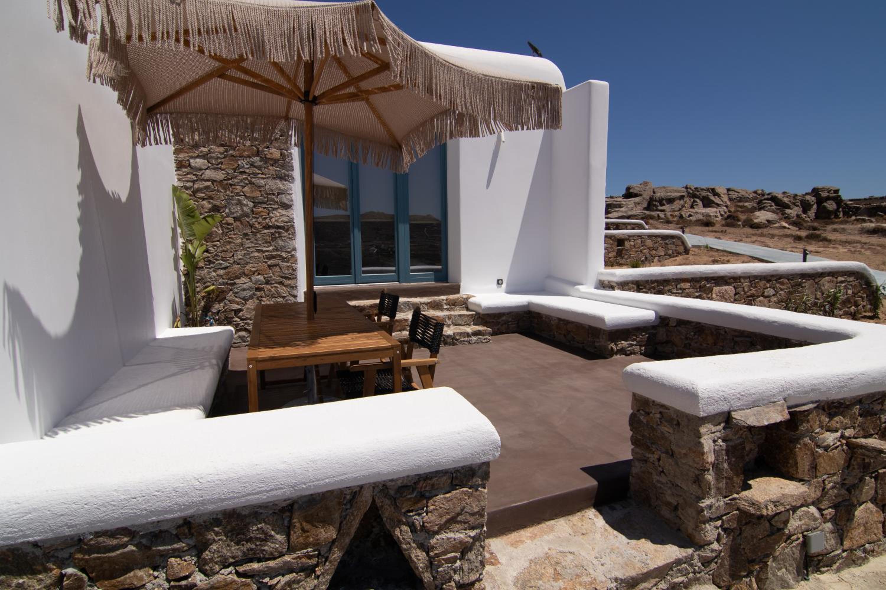 Thronos Suites