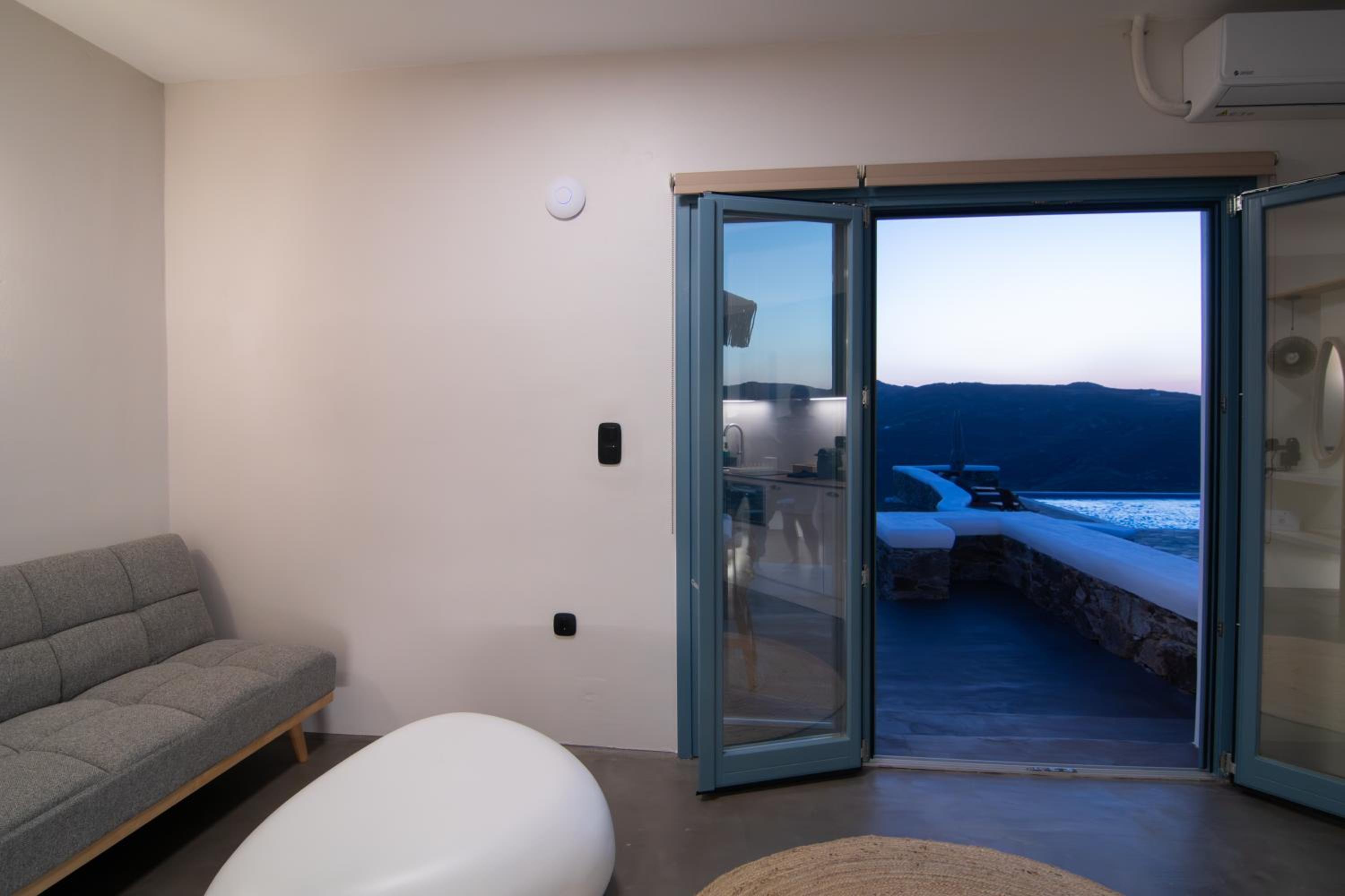 Thronos Suites