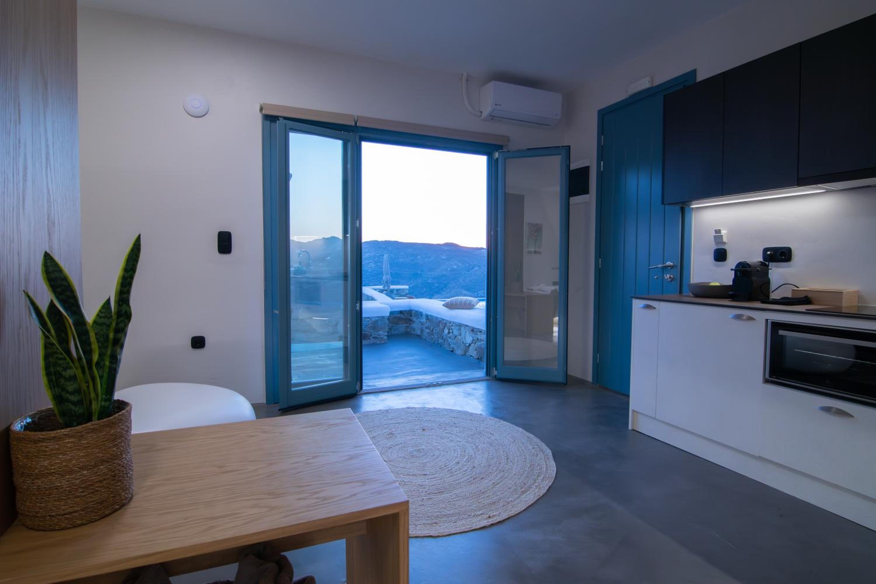 Thronos Suites