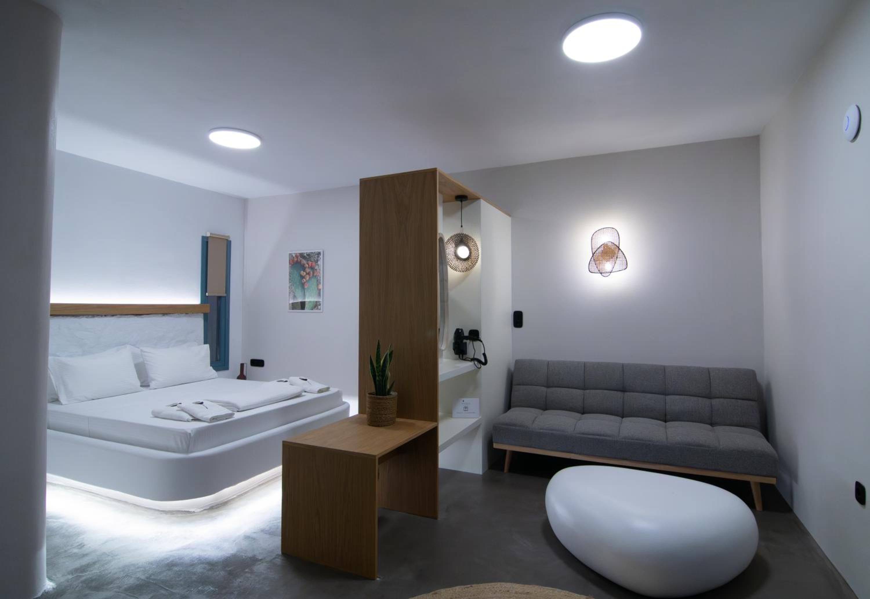 Thronos Suites