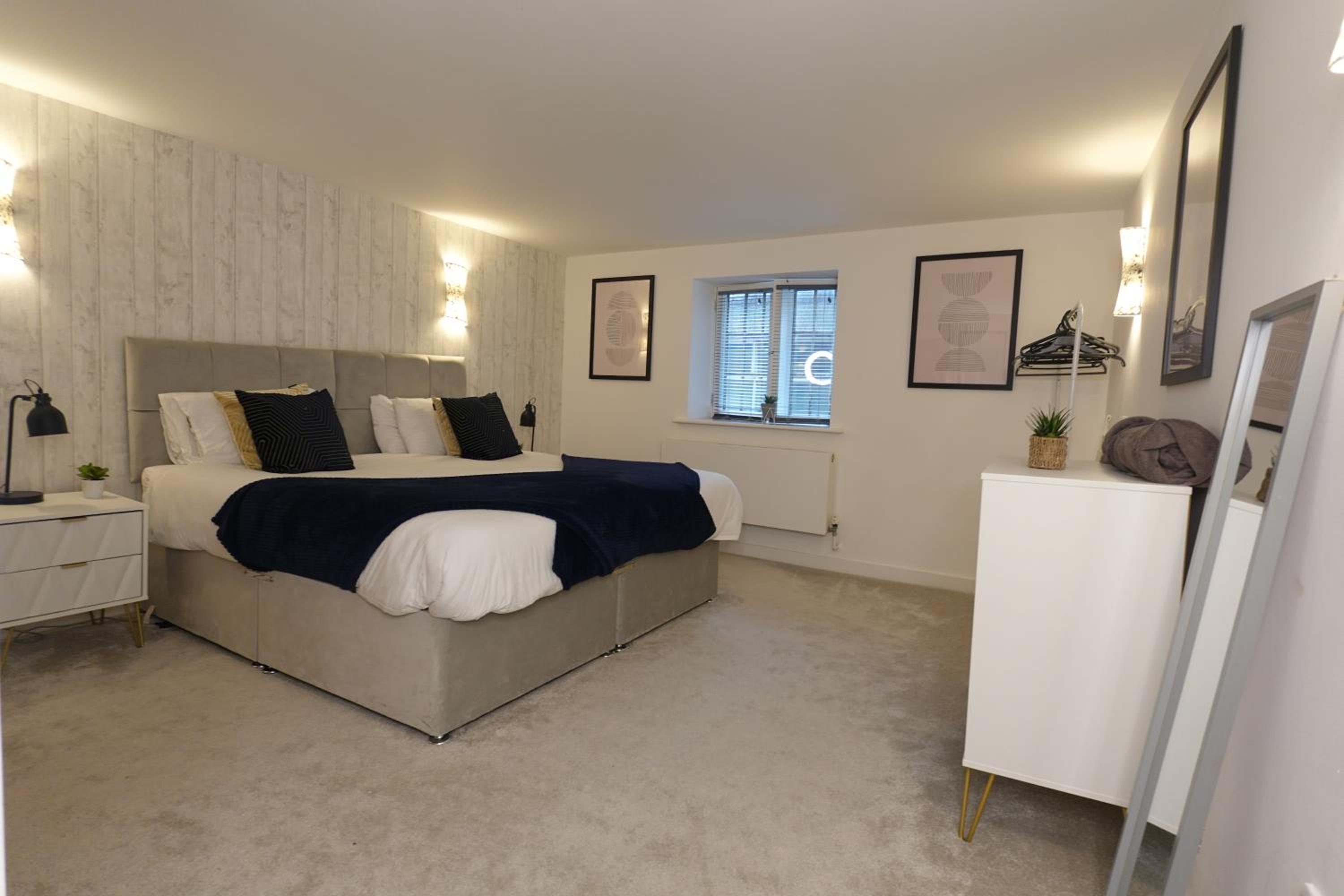 Apartment on Historic Poole Quay view 4