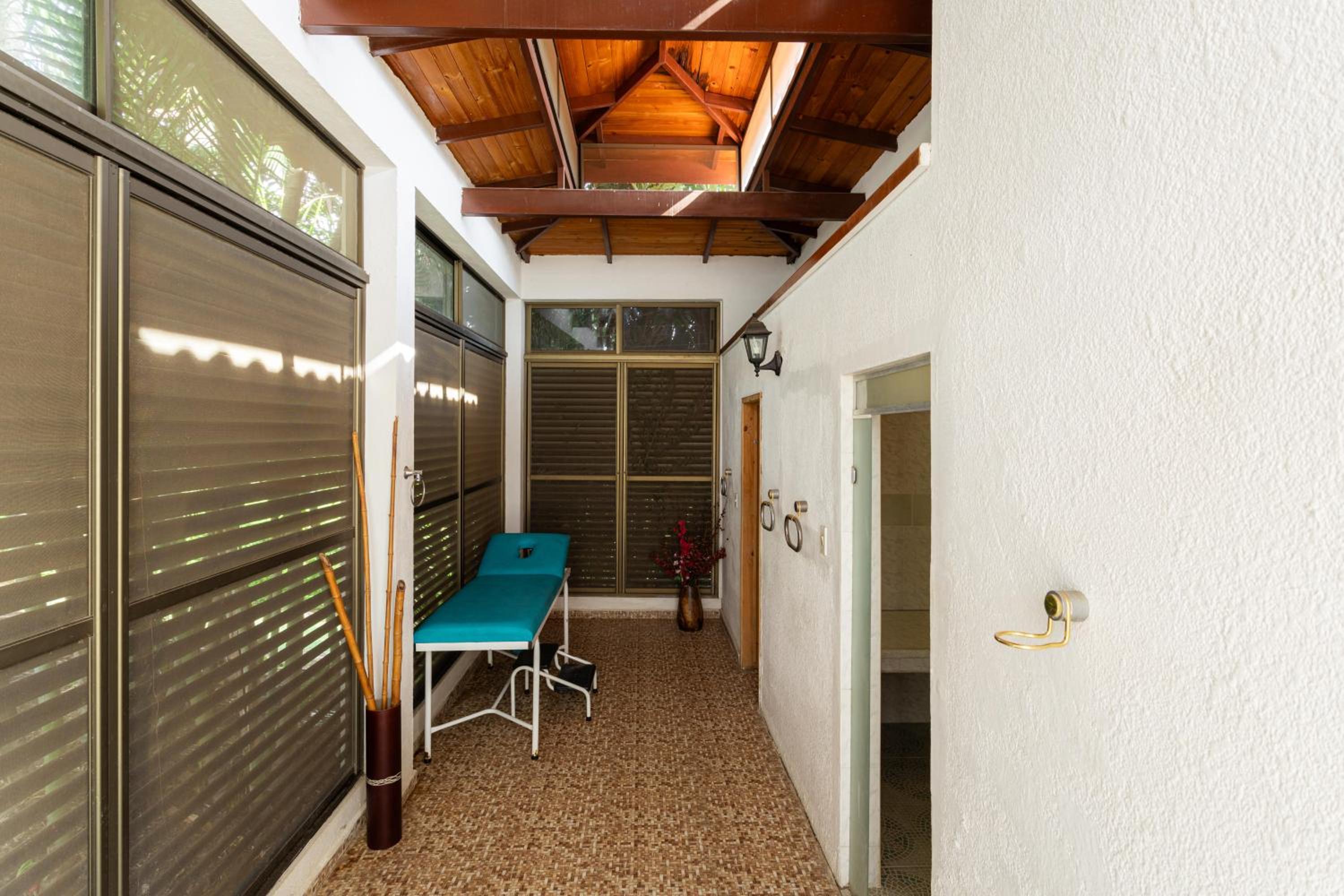 Villa with Swimming Pool, Jacuzzi and Sauna