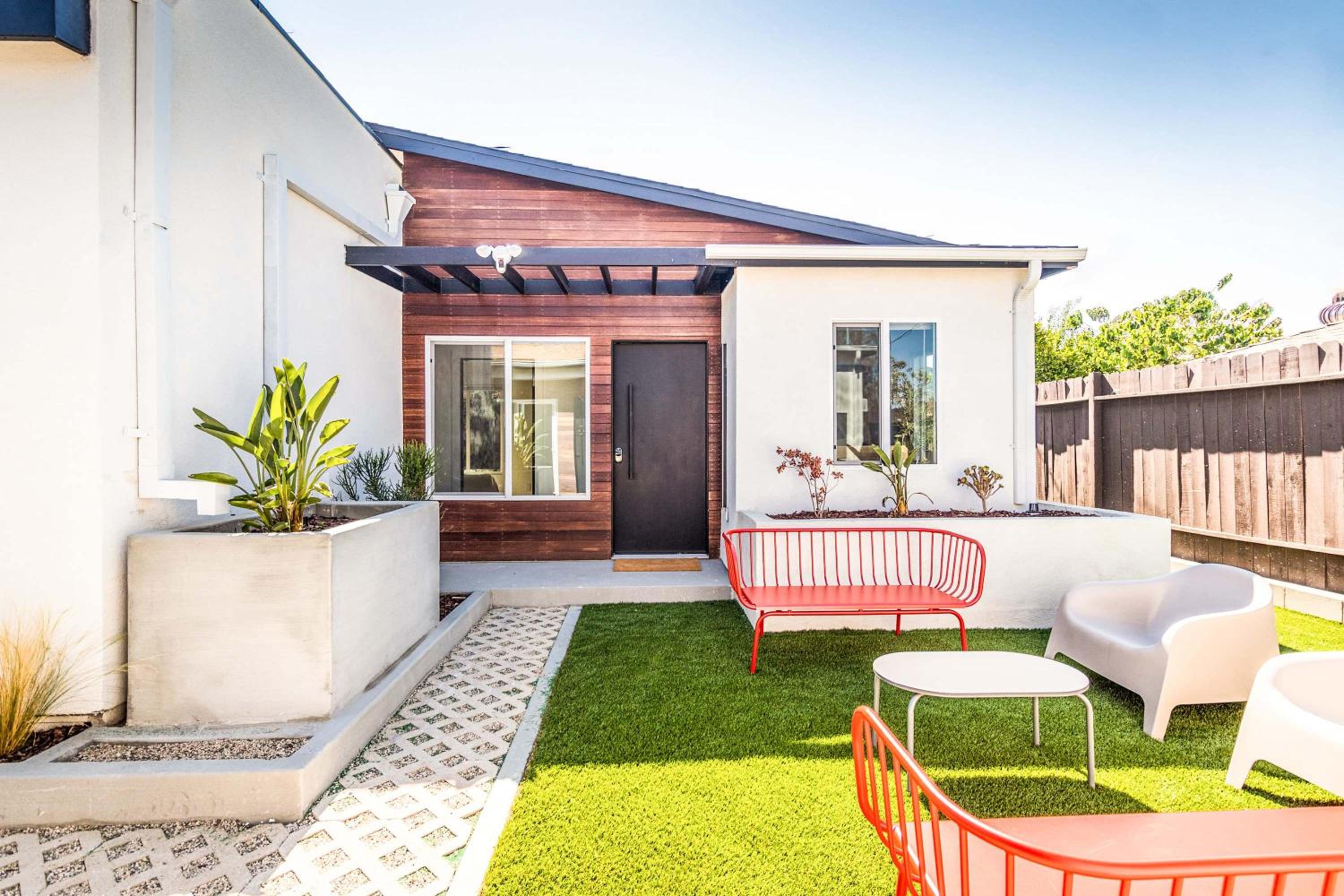 Spacious Dual-Unit Retreat Perfect for Gatherings view 3