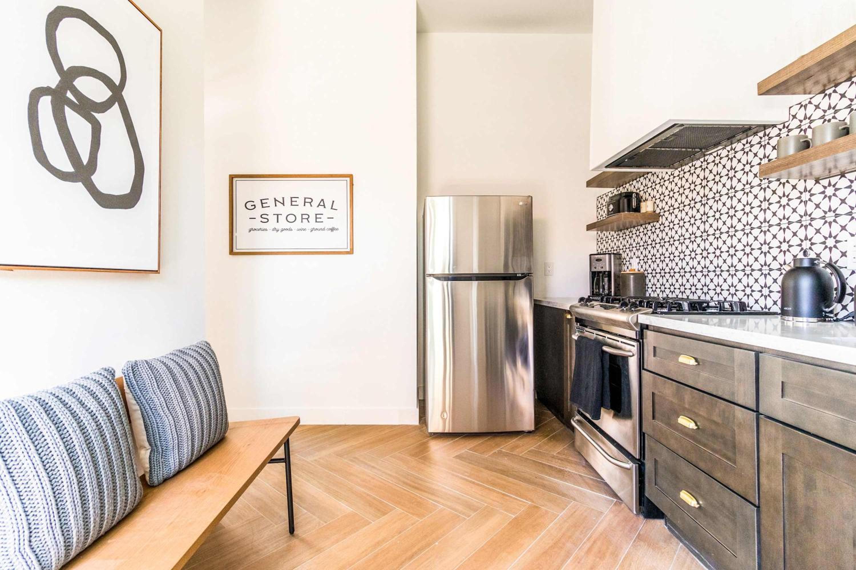 Spacious Dual-Unit Retreat Perfect for Gatherings view 5
