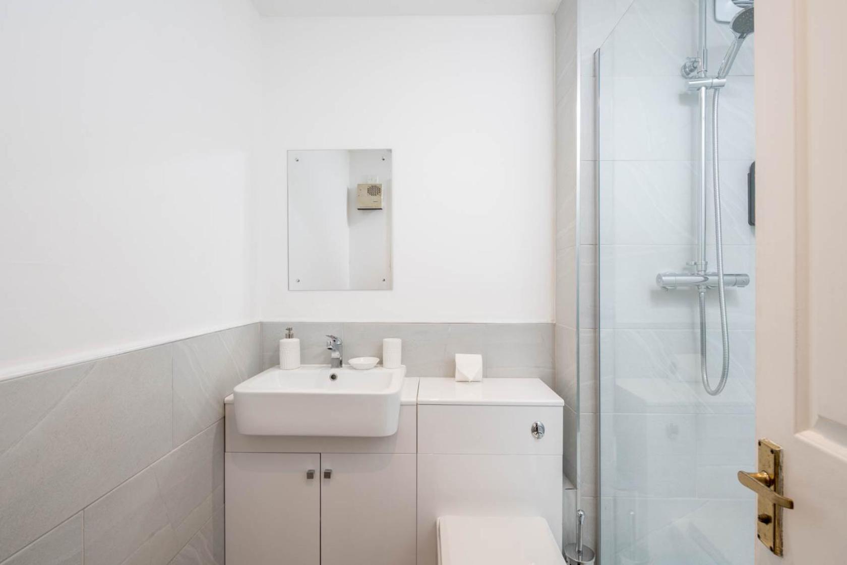 Maunsell Spacious 1 Bedroom Apartment with Parking in Crawely by Sublime Stays