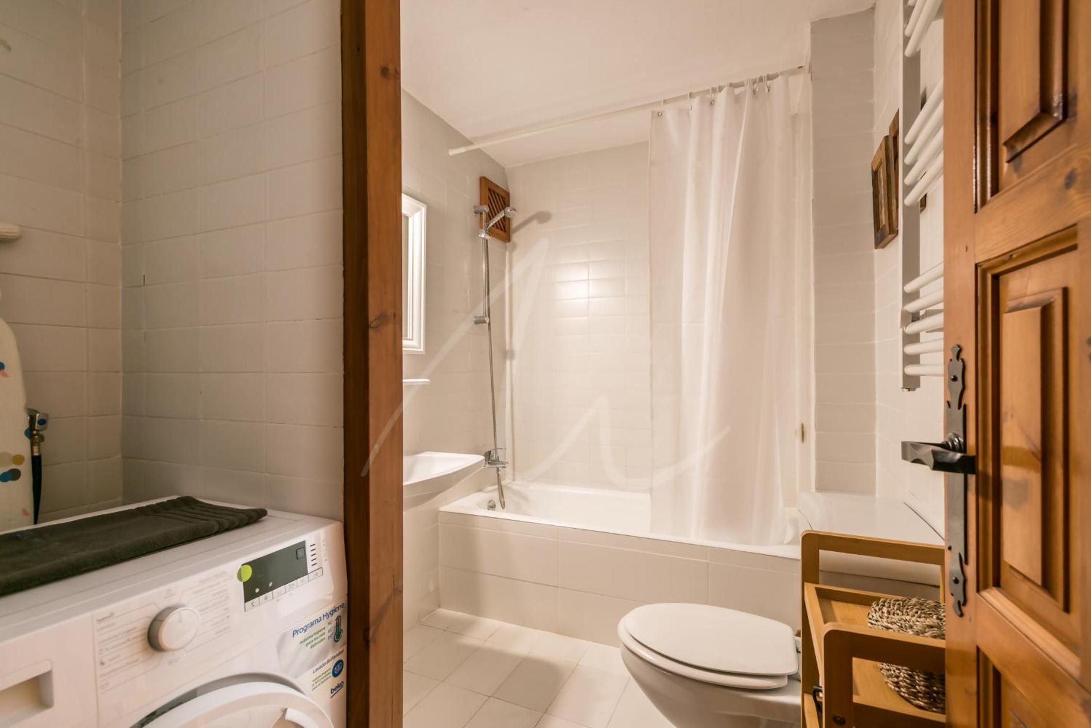 Casa Unhòla by SeaMount Rentals