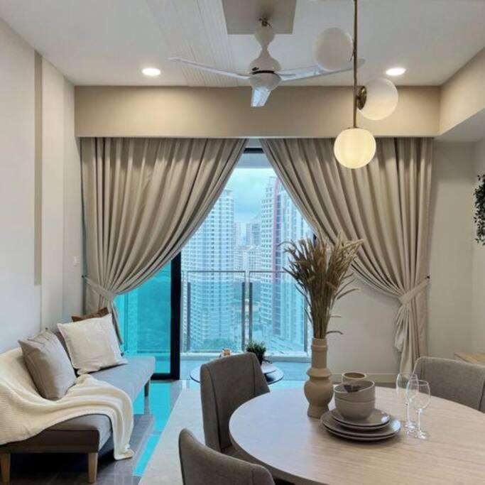 Elegant 1BR in OOAK Suites, Mont Kiara KL - Walk to Malls & Dining