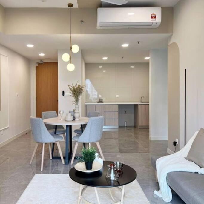 Elegant 1BR in OOAK Suites, Mont Kiara KL - Walk to Malls & Dining