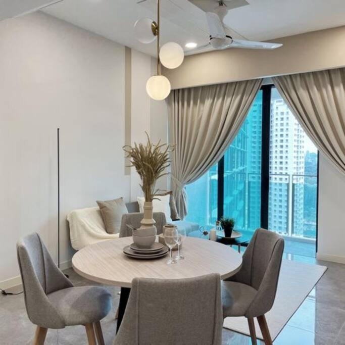 Elegant 1BR in OOAK Suites, Mont Kiara KL - Walk to Malls & Dining