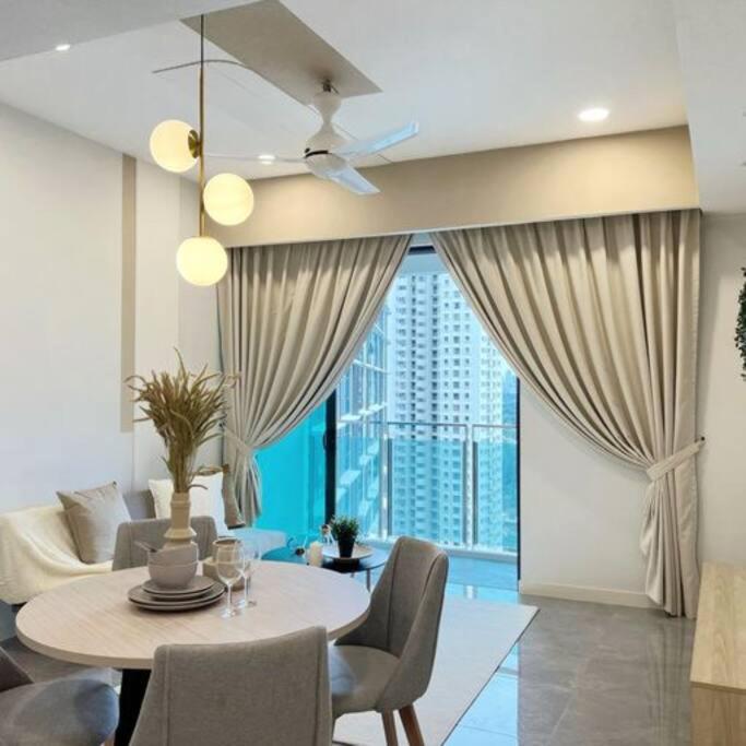 Elegant 1BR in OOAK Suites, Mont Kiara KL - Walk to Malls & Dining