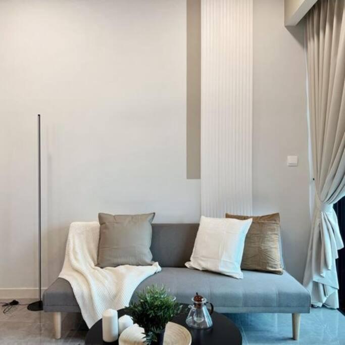 Elegant 1BR in OOAK Suites, Mont Kiara KL - Walk to Malls & Dining