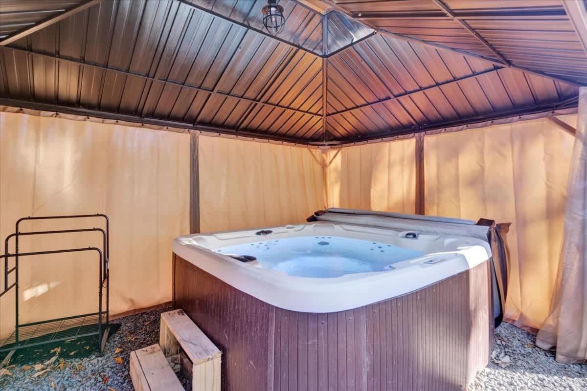 Hot Tub Fireplace Deck Mins to Skiing view 4