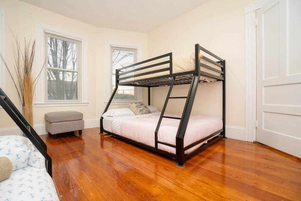 10-Spacious apt 5BR with gym, games room in the attic view 2