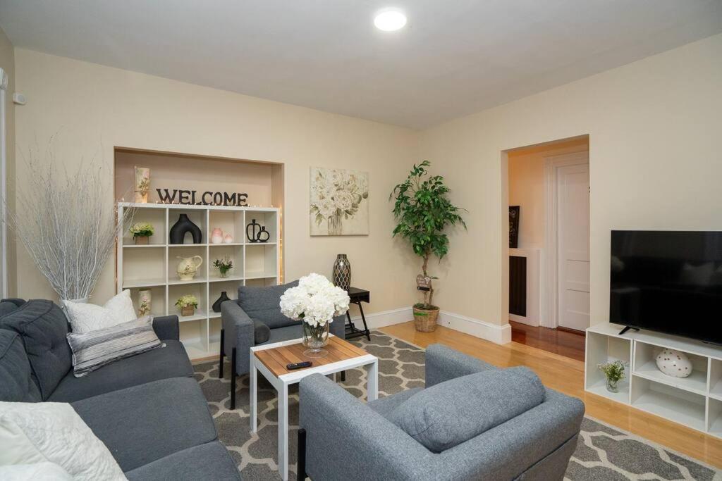 10-Spacious apt 5BR with gym, games room in the attic view 3