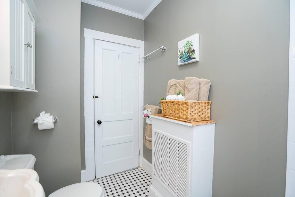 10-Spacious apt 5BR with gym, games room in the attic view 5