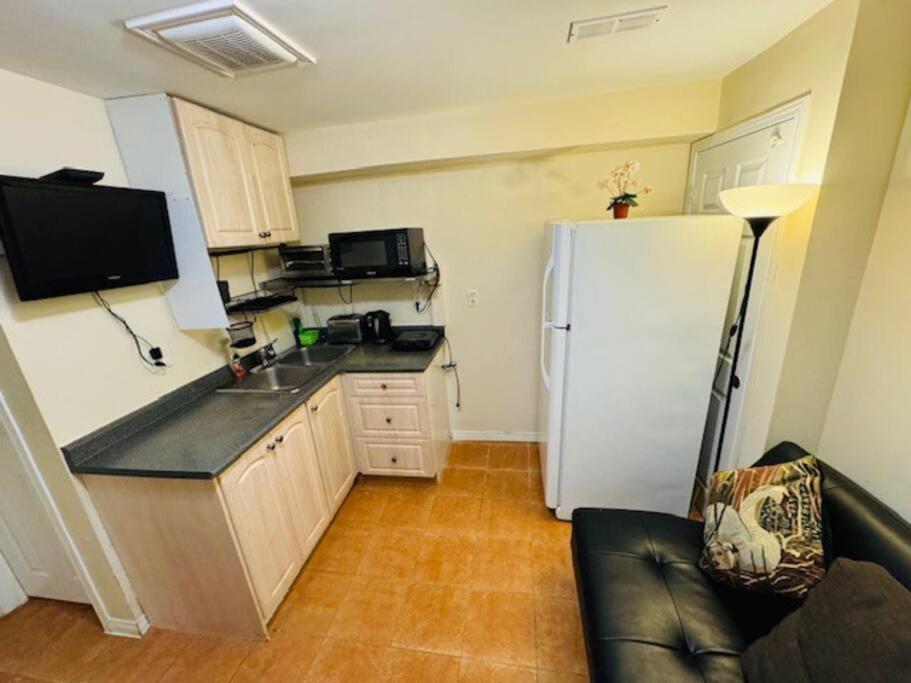 Sunnys Home Stays 1 Bedroom Bath & Kitchenette Toronto Mississauga At Erin Mills With Pvt Entrance