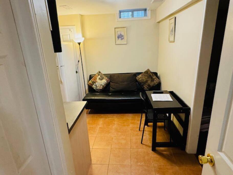 Sunnys Home Stays 1 Bedroom Bath & Kitchenette Toronto Mississauga At Erin Mills With Pvt Entrance