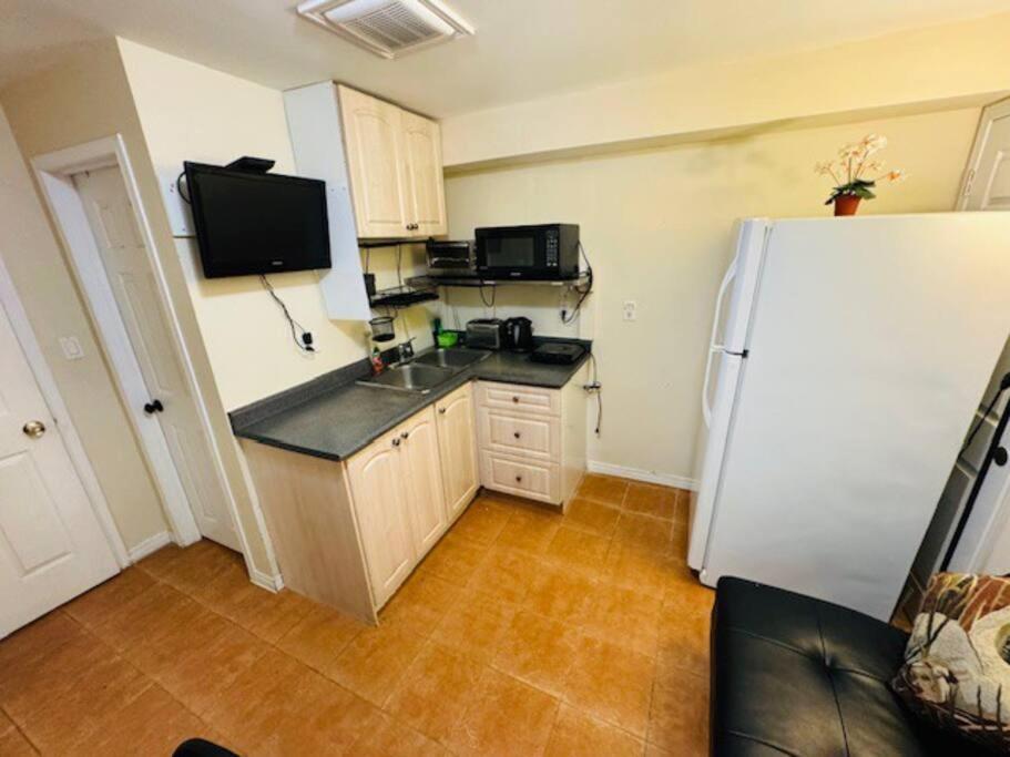 Sunnys Home Stays 1 Bedroom Bath & Kitchenette Toronto Mississauga At Erin Mills With Pvt Entrance
