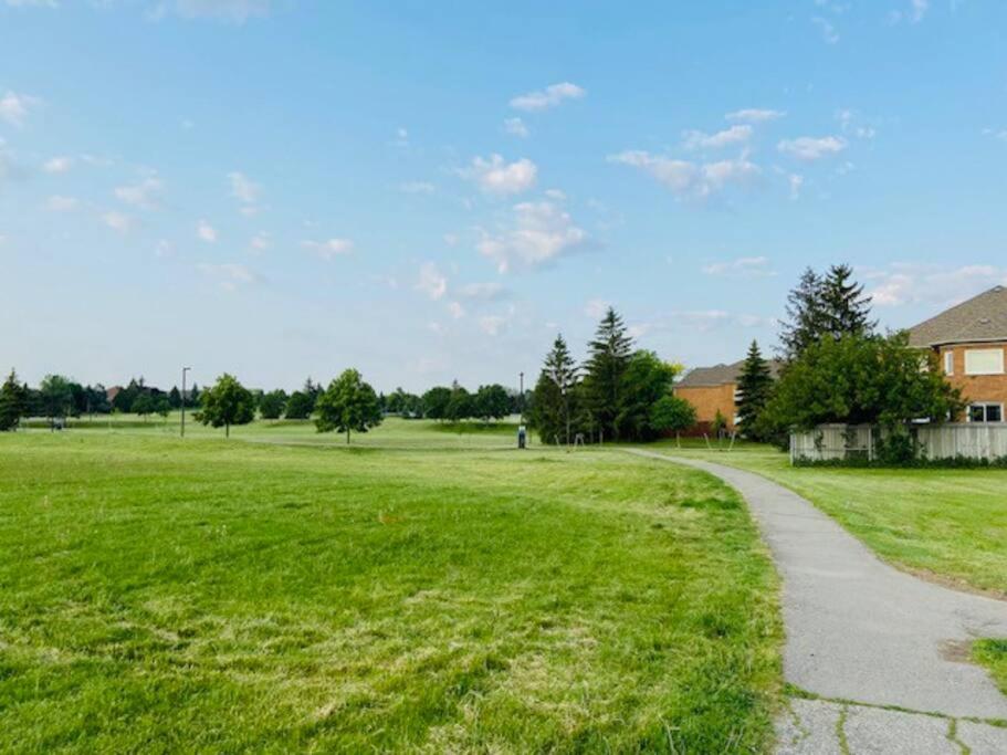 Sunnys Home Stays 1 Bedroom Bath & Kitchenette Toronto Mississauga At Erin Mills With Pvt Entrance