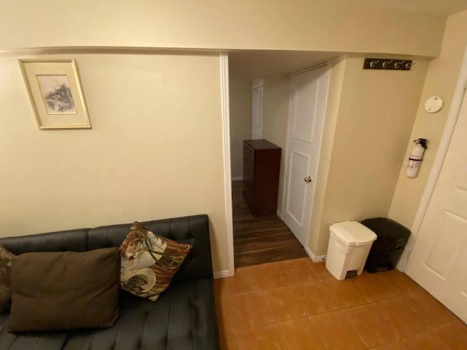 Sunnys Home Stays 1 Bedroom Bath & Kitchenette Toronto Mississauga At Erin Mills With Pvt Entrance
