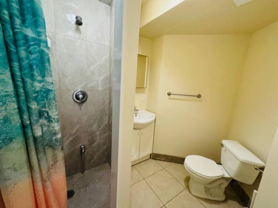Sunnys Home Stays 1 Bedroom Bath & Kitchenette Toronto Mississauga At Erin Mills With Pvt Entrance