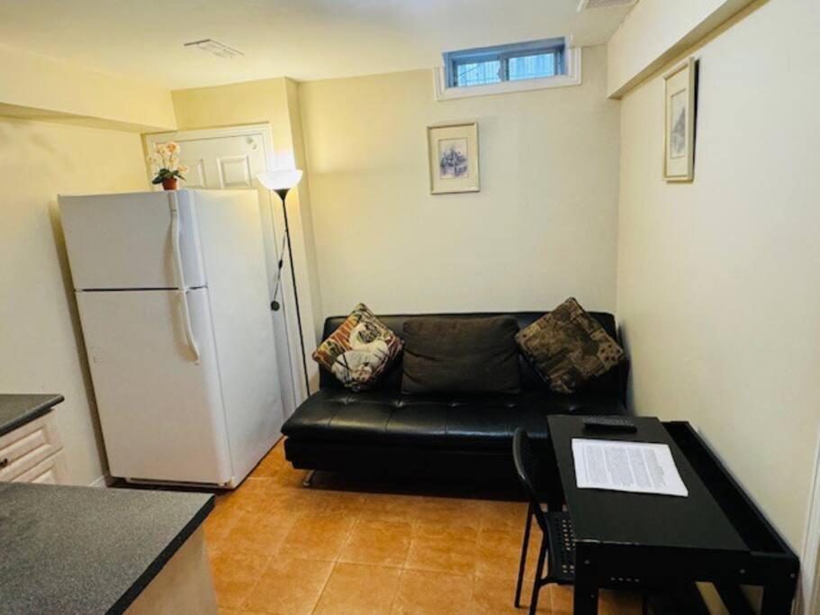Sunnys Home Stays 1 Bedroom Bath & Kitchenette Toronto Mississauga At Erin Mills With Pvt Entrance