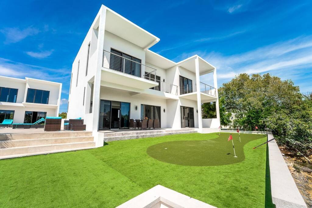 Canal View Villa, BBQ, Pool & Mini-Golf Adventure view 4
