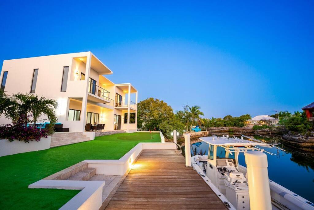 Canal View Villa, BBQ, Pool & Mini-Golf Adventure view 5
