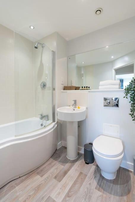 Cotels Centro Budget Busting Apartments! CENTRAL LOCATION, PARKING, FIBRE WIFI, SMART TV, FULLY EQUIPPED KITCHEN view 2