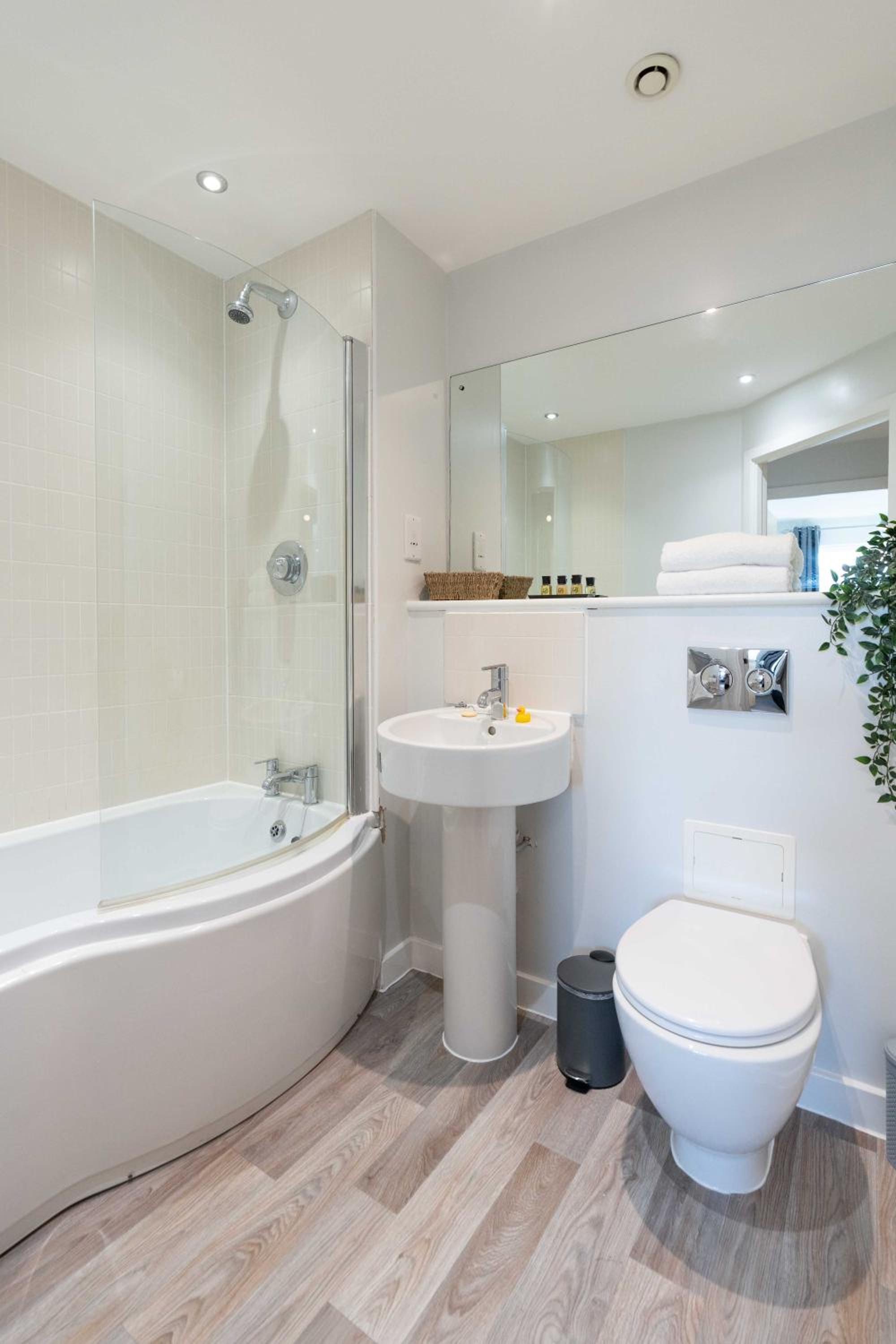 Cotels Centro Budget Busting Apartments! CENTRAL LOCATION, PARKING, FIBRE WIFI, SMART TV, FULLY EQUIPPED KITCHEN view 3