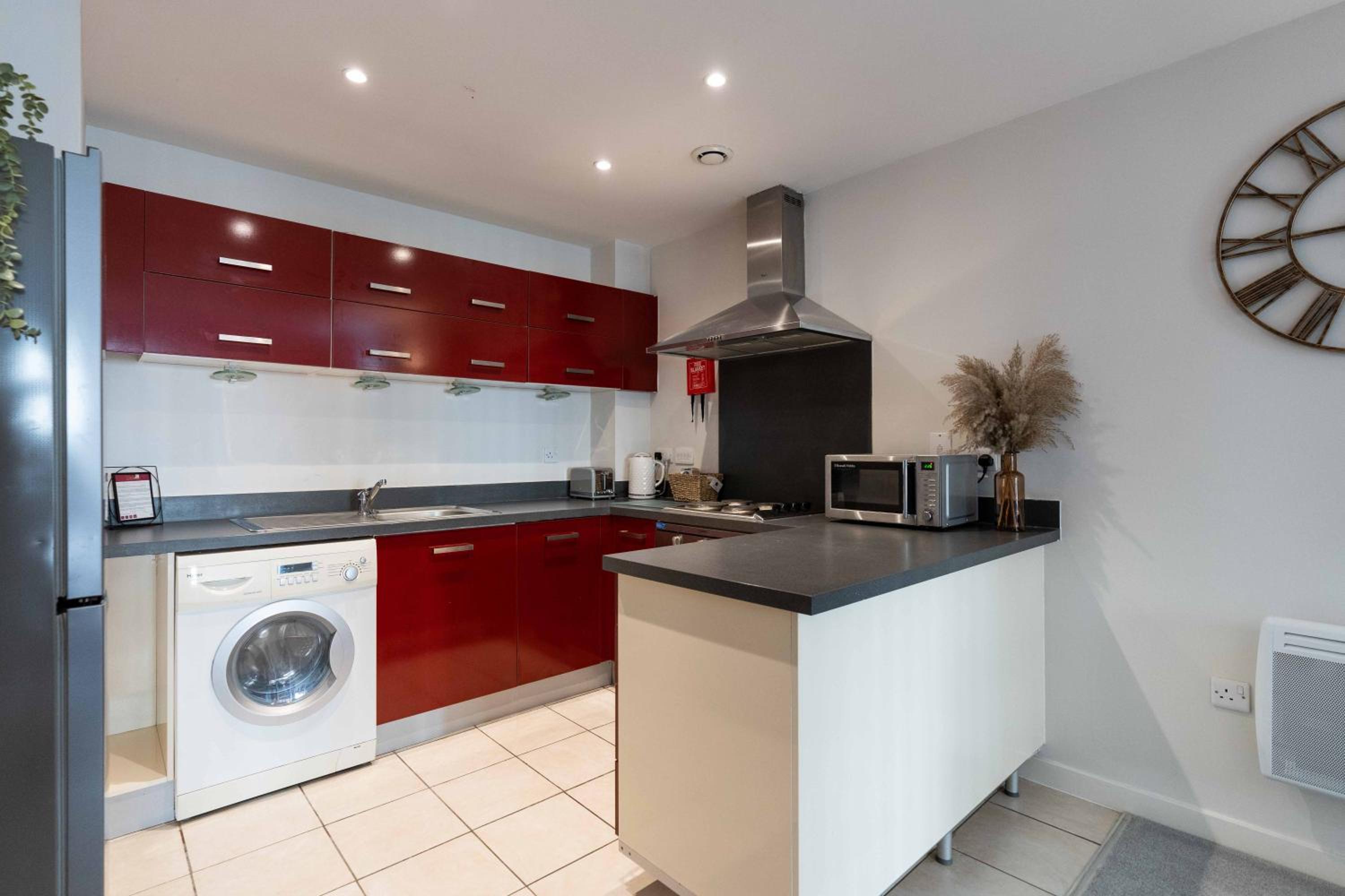Cotels Centro Budget Busting Apartments! CENTRAL LOCATION, PARKING, FIBRE WIFI, SMART TV, FULLY EQUIPPED KITCHEN view 5
