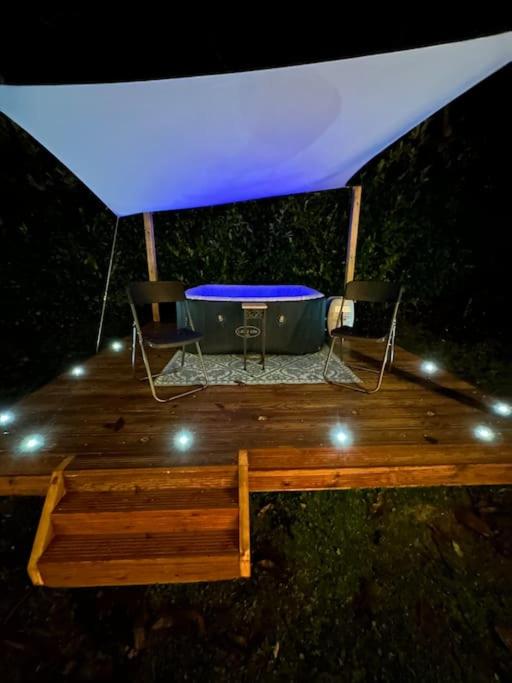 Barn with Hot Tub, Pool Table & Pizza Oven view 4