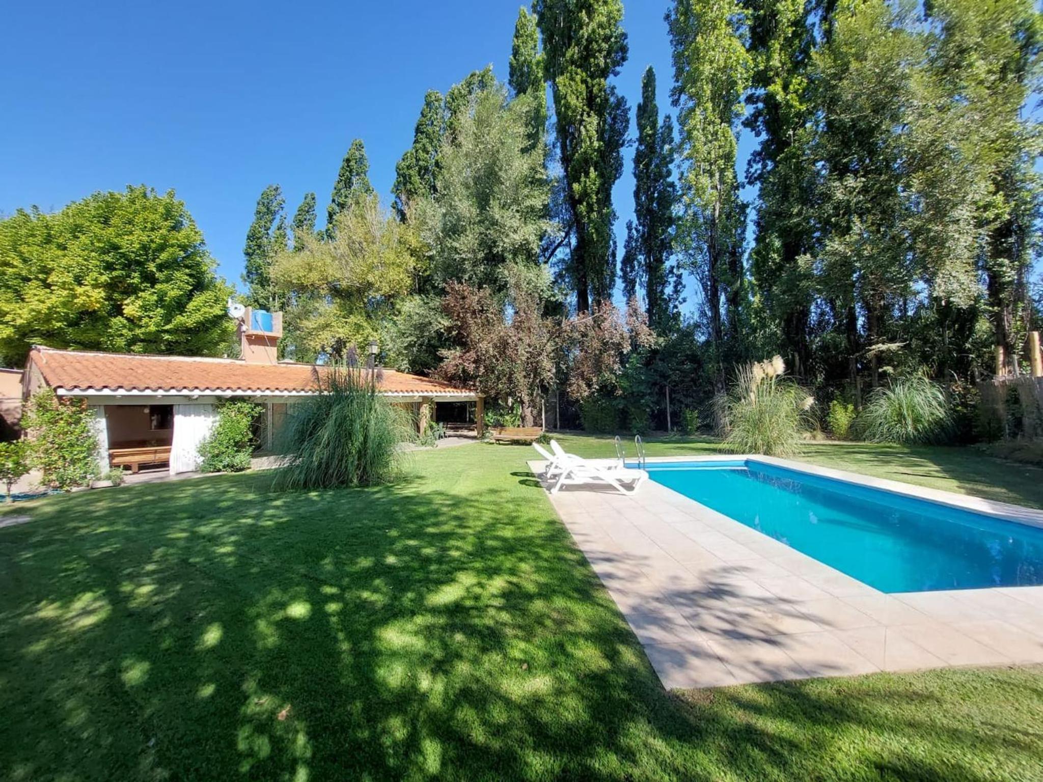Casa Juanita en Chacras, con Pileta y Jardín