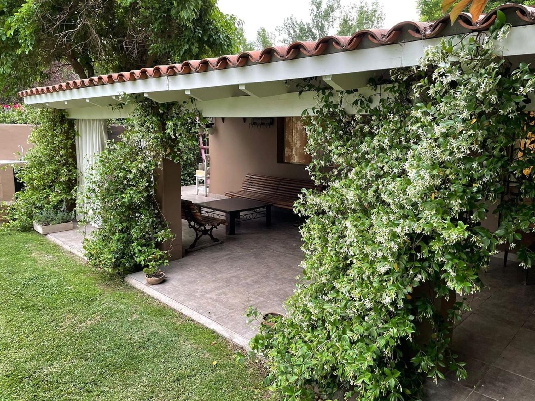 Casa Juanita en Chacras, con Pileta y Jardín