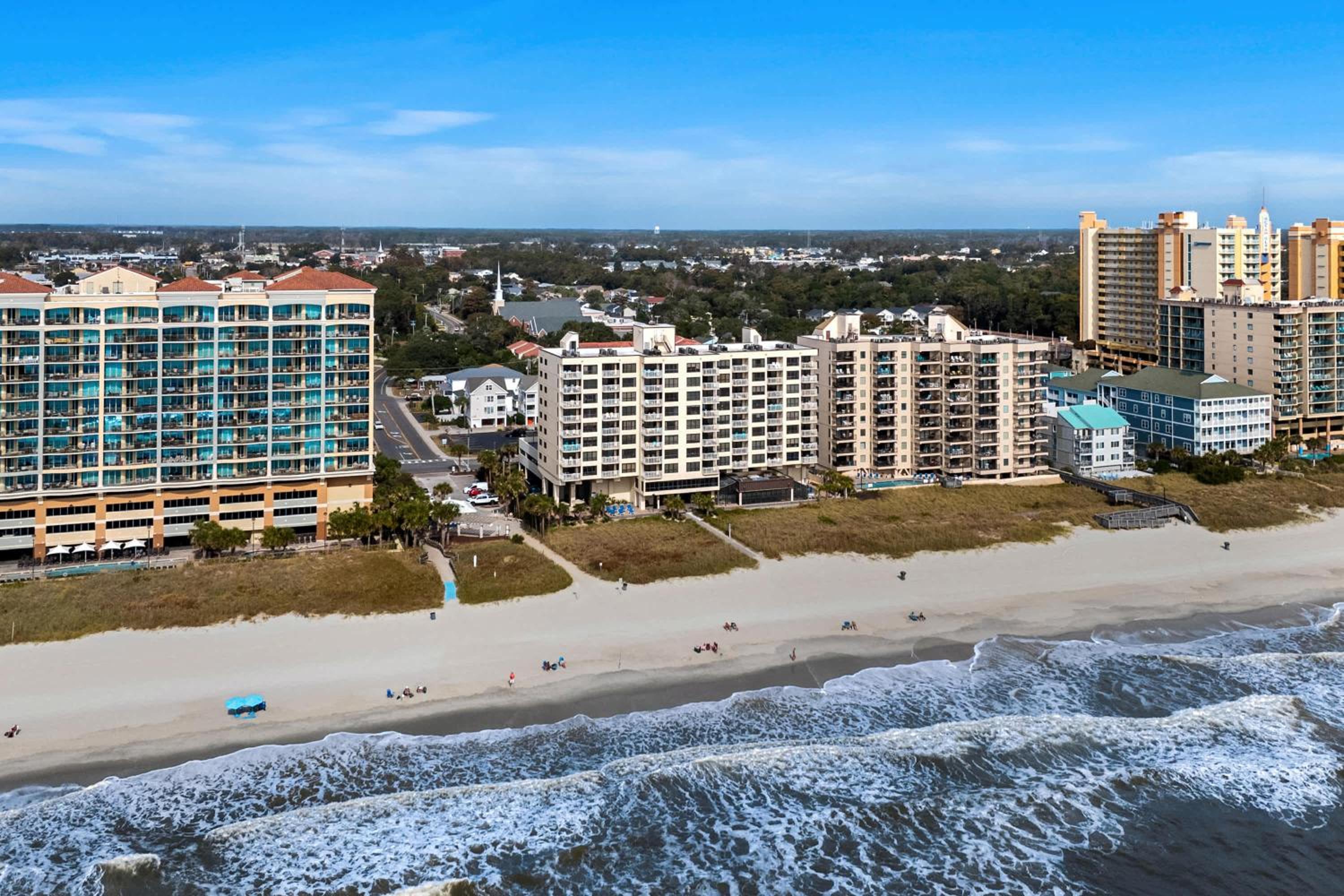 Hotel Windemere Beachfront Oasis with Hot Tub and Pool Access - Image 1