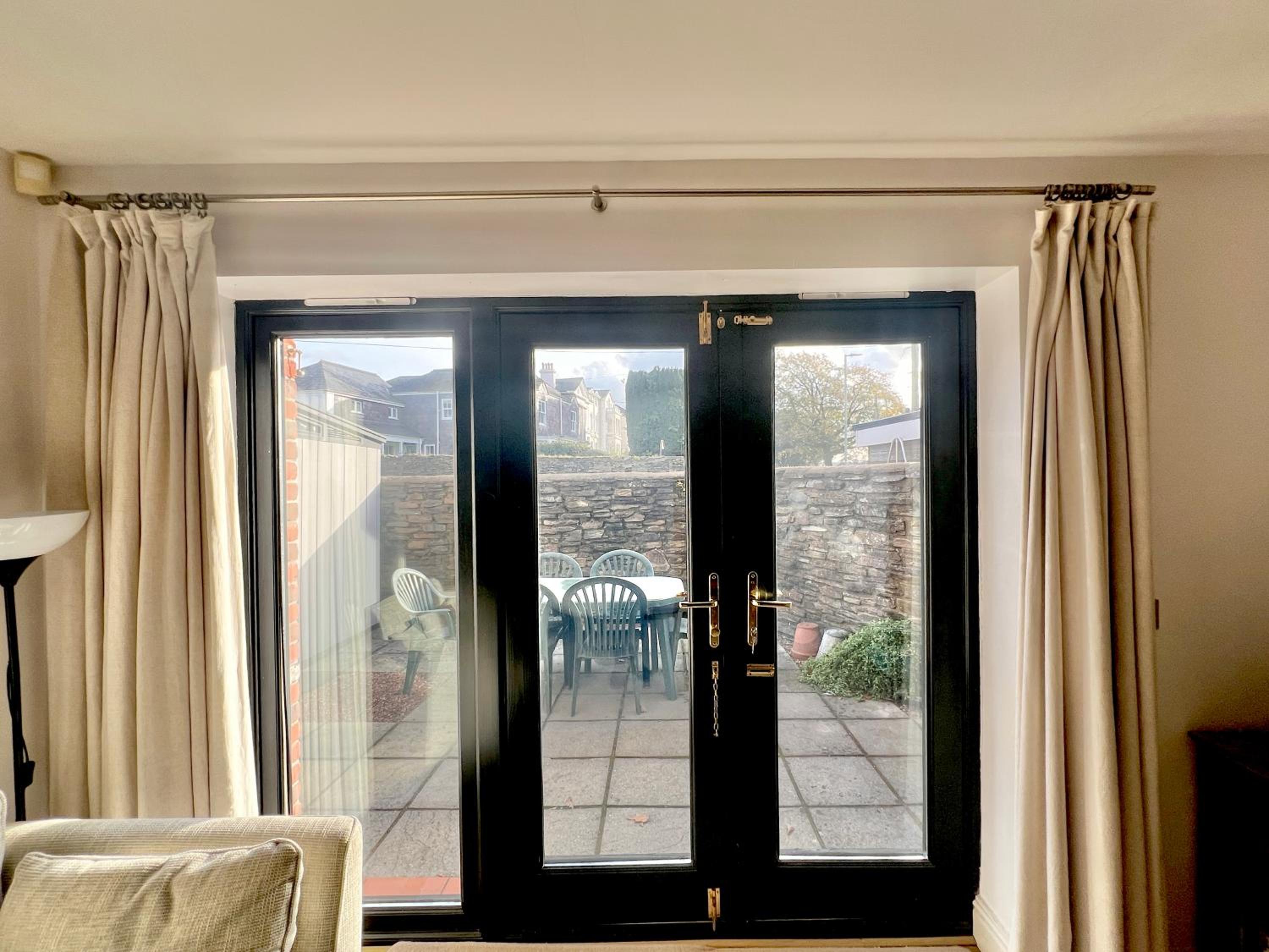 Central Spacious Ground Floor Flat with Courtyard view 4