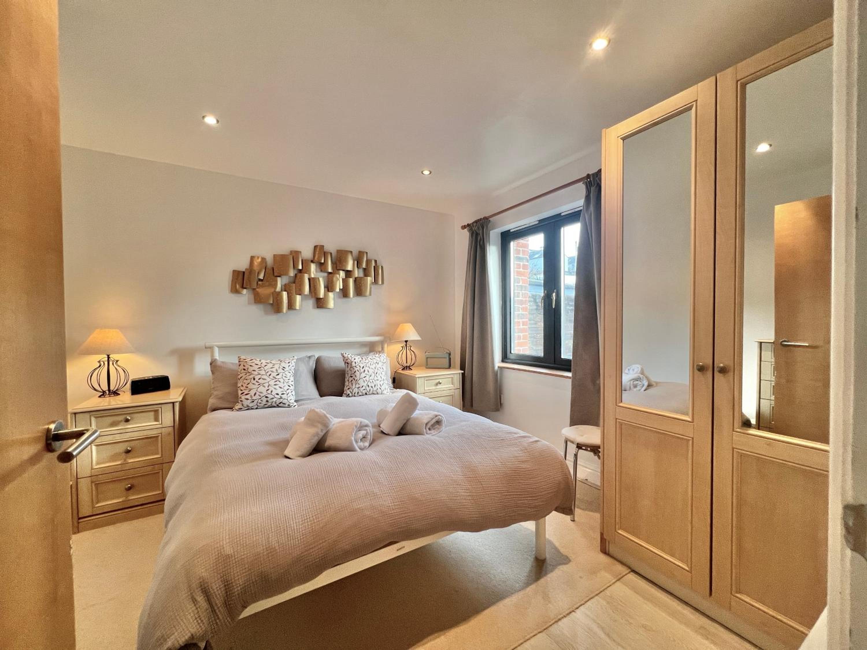 Central Spacious Ground Floor Flat with Courtyard view 2