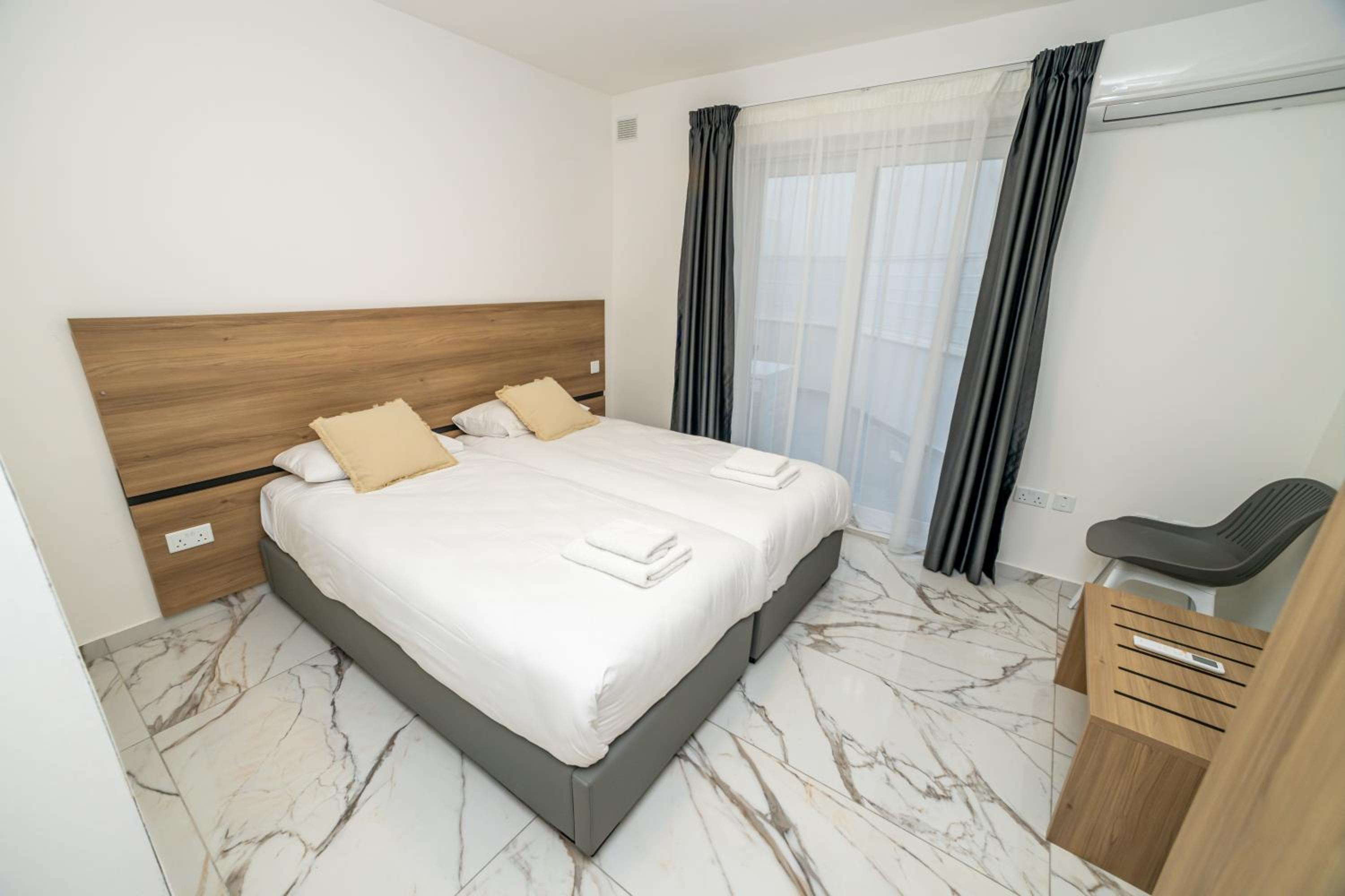 Modern 3BR Maisonette with Terrace - by HostMT photo 4
